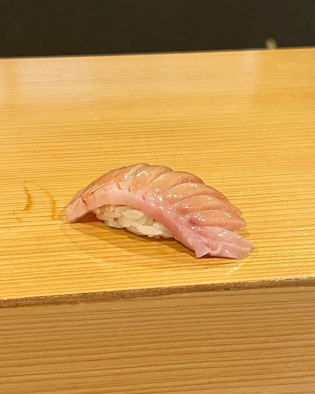 阿部夢梨さんのインスタグラム写真 - (阿部夢梨Instagram)「お昼から幸せなことしちゃった🙀💞 ⁡ ⁡ ⁡ ⁡ ⁡ ⁡ 金沢港いきいき魚市にある 立喰い鮨「優勝」 ⁡ どのネタもとっても美味しくてとろけました… ⁡ 初めての立喰い さくっと食べて飲めて。 これもまたよかったです！」8月20日 20時01分 - yumeri_abe.official
