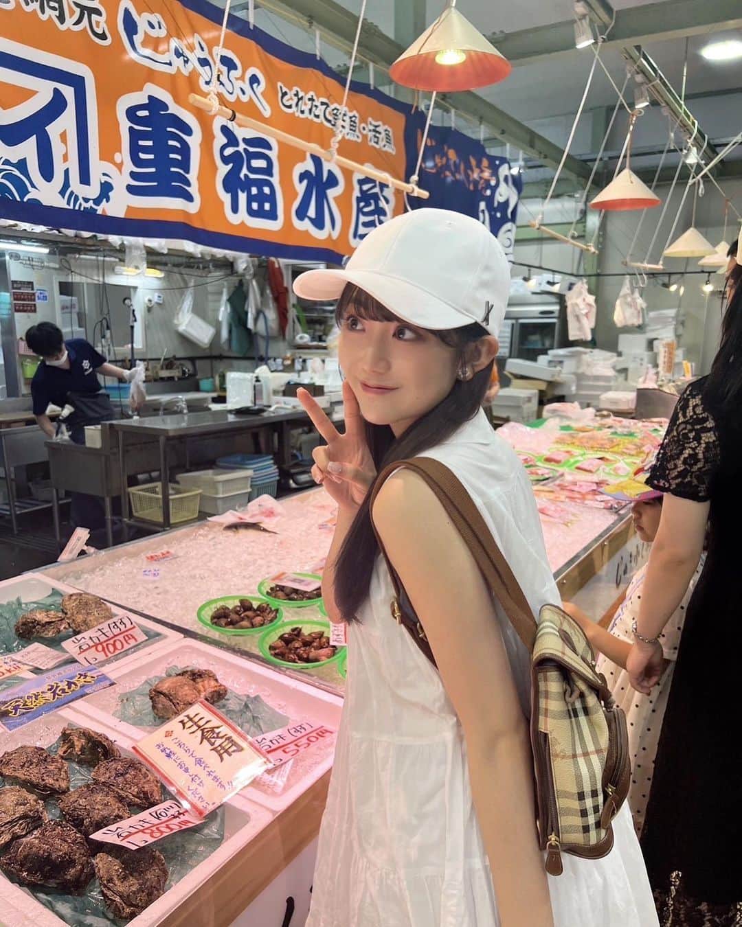 阿部夢梨さんのインスタグラム写真 - (阿部夢梨Instagram)「お昼から幸せなことしちゃった🙀💞 ⁡ ⁡ ⁡ ⁡ ⁡ ⁡ 金沢港いきいき魚市にある 立喰い鮨「優勝」 ⁡ どのネタもとっても美味しくてとろけました… ⁡ 初めての立喰い さくっと食べて飲めて。 これもまたよかったです！」8月20日 20時01分 - yumeri_abe.official