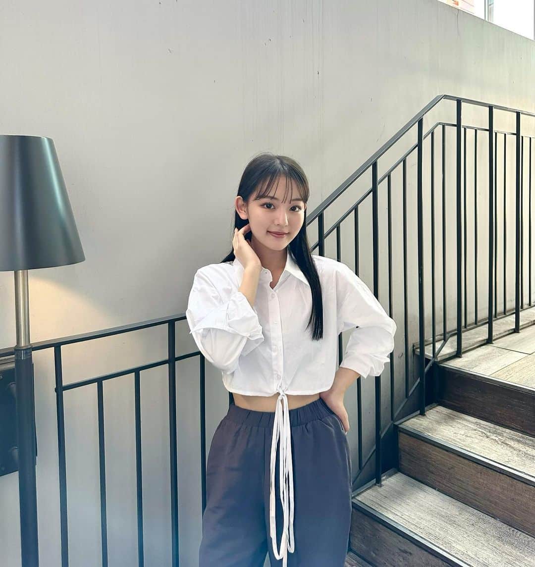 河野まひるのインスタグラム：「どタイプな @shein_japan コーデ🩶 このパンツ着心地良すぎて、絶対いっぱい着るよこれから✌🏻 商品ID↓ tops: 12766063 pants: 10779458  クーポンコード: mahiru （9月末日まで、お買い上げ金額1～5,999円まではセール価格より15%OFF、6,000円以上は20%OFFが適用されるよ。）  #SHEINforAll #ad」