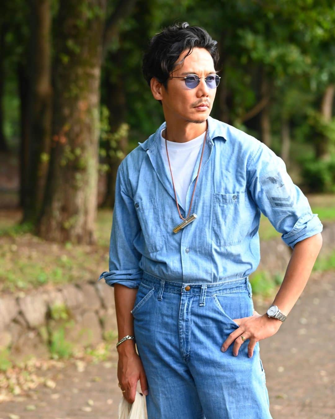 Shuhei Nishiguchiさんのインスタグラム写真 - (Shuhei NishiguchiInstagram)「"Keep it Simple,Keep it Classic"◀︎◀︎◀︎8pics  シンプルなただのお散歩スタイル。 色落ちしたインディゴブルーは夏っぽくていいですね。  【ITEM】 Shirt： @usnavy 60's T-shirt： @hanes  Jeans： @carhartt 70's Sandals： @hermes  #Watch： @rolex 70's Sungrasses： @oliverpeoples   #effortlessstyle #beamsf #vintageclothing #vintagewatch #outfitmen」8月20日 20時12分 - shuhei_nishiguchi