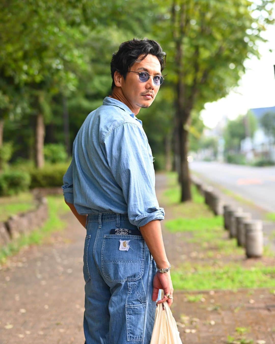 Shuhei Nishiguchiさんのインスタグラム写真 - (Shuhei NishiguchiInstagram)「"Keep it Simple,Keep it Classic"◀︎◀︎◀︎8pics  シンプルなただのお散歩スタイル。 色落ちしたインディゴブルーは夏っぽくていいですね。  【ITEM】 Shirt： @usnavy 60's T-shirt： @hanes  Jeans： @carhartt 70's Sandals： @hermes  #Watch： @rolex 70's Sungrasses： @oliverpeoples   #effortlessstyle #beamsf #vintageclothing #vintagewatch #outfitmen」8月20日 20時12分 - shuhei_nishiguchi
