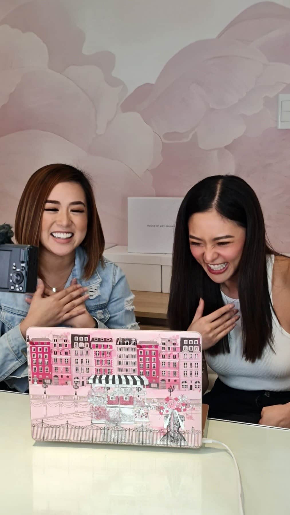 Kim Chiuのインスタグラム：「It’s a Sunday!!!!❤️ NEW VLOG ALERT!!!!🚨🔔‼️☺️ First time to do a reaction video on my channel shempre first on my list is our babies @hori7onofficial na kaka debut lang sa Korea!!!👏🏼👏🏼👏🏼 grabe nakakaproud!!!🥹🥳🇰🇷🎶  Check out full video tonight 8pm on my channel 𝗞𝗜𝗠 𝗖𝗛𝗜𝗨 𝗣𝗛!💕 ofcourse hindi pwedeng wala ang isa pang super proud sa HORIZON @aidelacruz 💕💕💕 yay!! This is gonna be a fun episode! See you later!😘 #HORI7on #HORIZON」