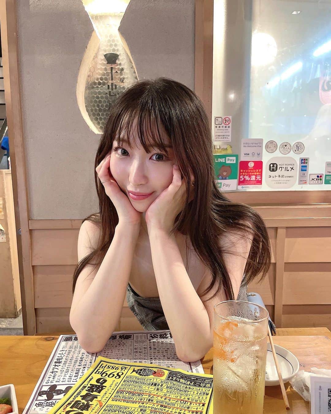 ゆうなのインスタグラム：「ご機嫌ちゃん🐹🫶🏻 、 、 、 #居酒屋 #私服 #るんるん」