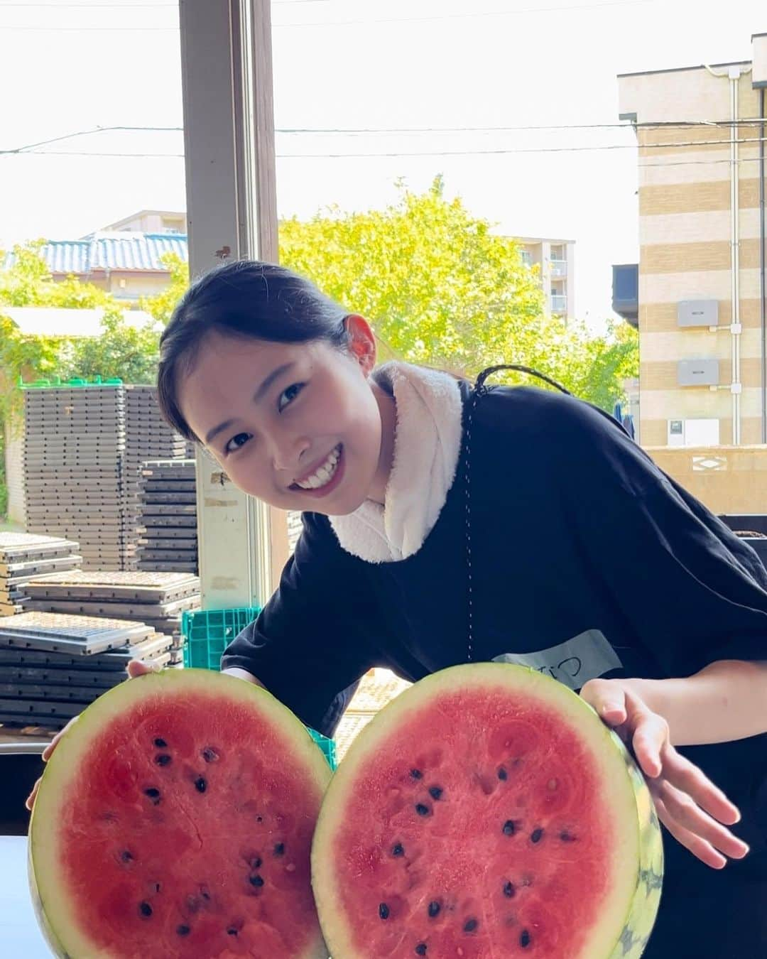 村山千夏さんのインスタグラム写真 - (村山千夏Instagram)「こんばんは。 都会から離れ、自然な場所で美味しい野菜を育てる体験をしてきました。 大きなスイカ🍉などご馳走様でした‼︎  Good evening. I have experienced growing delicious vegetables in a natural place away from the city. Thank you for the meal, such as a big watermelon 🍉!! ︎  #jk#ljk#jk3#05#05line#18歳#18yearsold#現役jk#女子高校生#女子高生 #ビニールハウス#ビニールハウス栽培 #自然#農家#農家体験 #fyp#foryoupage」8月20日 20時10分 - chinatsu___mura