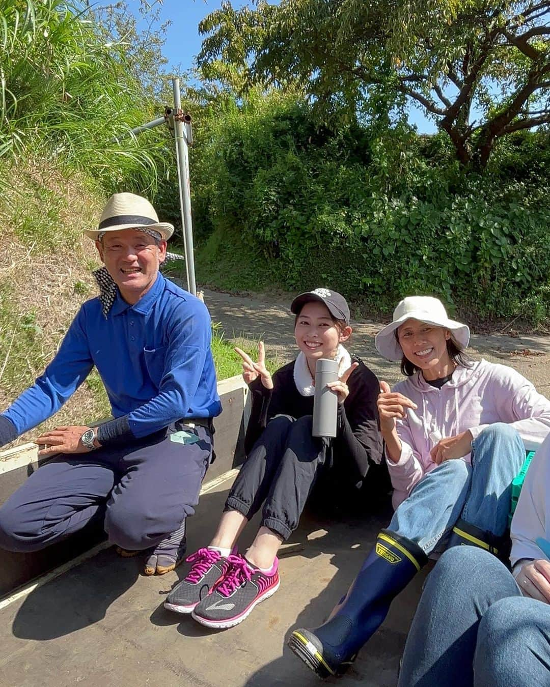 村山千夏さんのインスタグラム写真 - (村山千夏Instagram)「こんばんは。 都会から離れ、自然な場所で美味しい野菜を育てる体験をしてきました。 大きなスイカ🍉などご馳走様でした‼︎  Good evening. I have experienced growing delicious vegetables in a natural place away from the city. Thank you for the meal, such as a big watermelon 🍉!! ︎  #jk#ljk#jk3#05#05line#18歳#18yearsold#現役jk#女子高校生#女子高生 #ビニールハウス#ビニールハウス栽培 #自然#農家#農家体験 #fyp#foryoupage」8月20日 20時10分 - chinatsu___mura