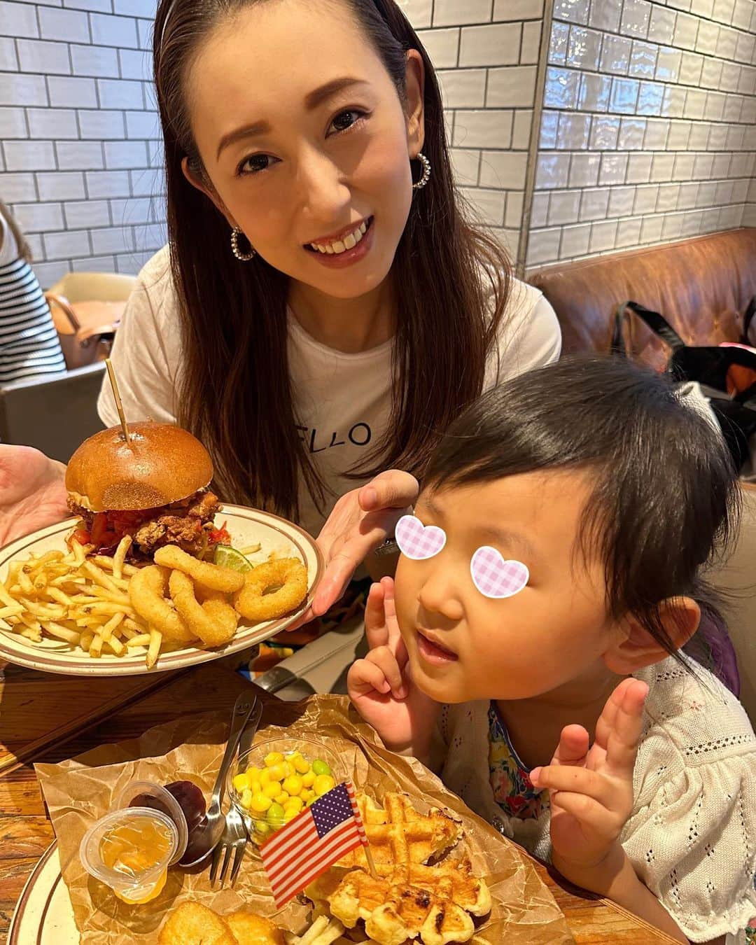 中西麻里衣のインスタグラム：「🍔✨ 少し遠くても歩きでも…待っててでも🍔が食べたいと言った👦🏻。 しっかり大人サイズを食べきりました👏 はじめてのお店だったけど美味しかった😋  そんな中夏休みも残り2週間を切り…色々とやることが山積みでかなり時間がない💦 コツコツがんばるのみ🔥」