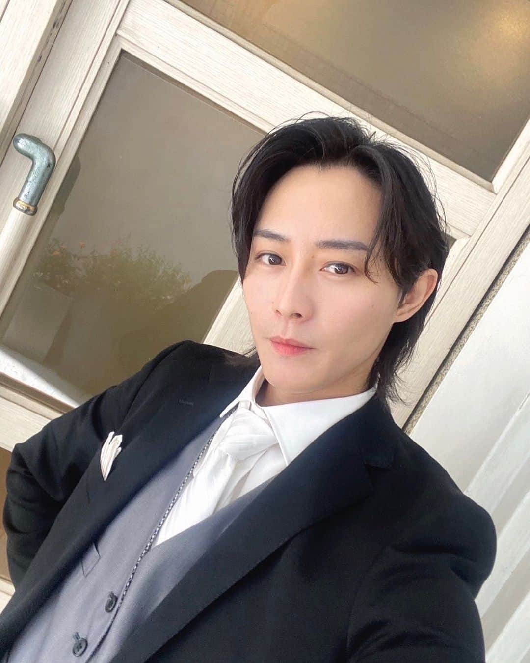 猪野広樹のインスタグラム：「本日は晴天の中、弟の結婚式でした…！ 子どもの頃から遊んだり、喧嘩したり一緒に過ごしてきたけれどいつからかお互いの道を進み、互いの人生を歩むように。  人見知りだった彼にたくさんの友人ができたんだなと感慨深くなり、多くの参列者のその中でしっかりと前を見据えてる姿は今までの何よりもカッコよく、力強く、頼れる男でした！  どうか末長くお幸せに…！！！」