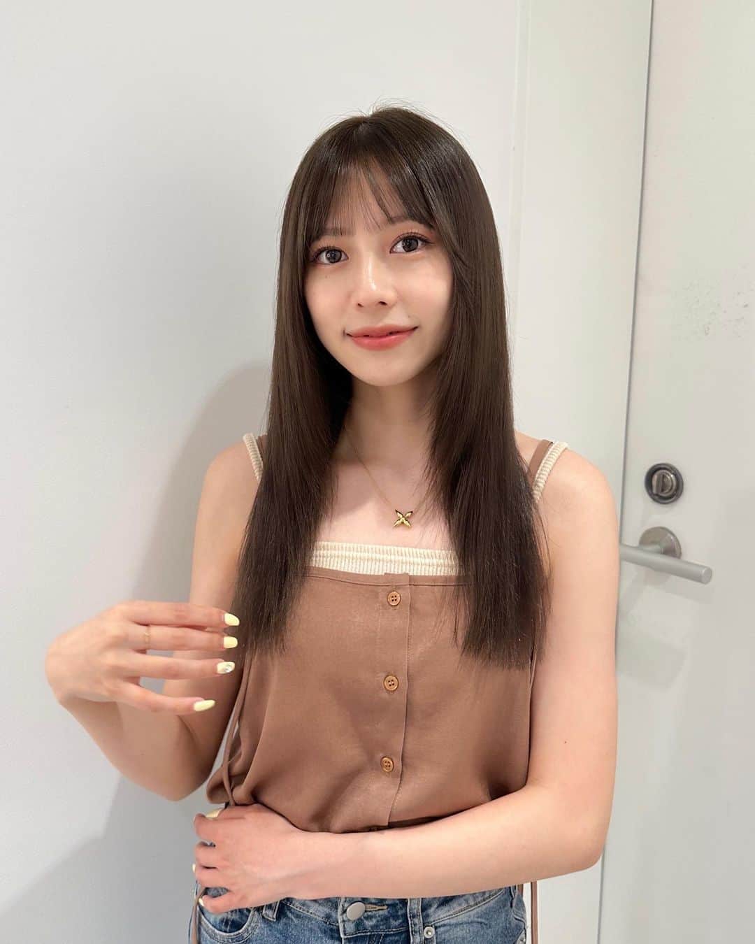 潘佳伊のインスタグラム：「トリートメントとカラーで髪が生き返った（╹◡╹）  ストレートヘアも好き😙 良く聞かれるけどレイヤー入れてもらってます！切ってもらう時この写真見せたら分かりやすいかも  いつもありがとう👼🏻 @kaede__maruyama   トップスは @ohotoro_official ♡  #ストレートヘア #ベージュカラー #ラベンダーベージュ #オリーブベージュ #オリーブグレージュ」