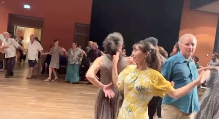 新倉瞳のインスタグラム：「Thank you @yiddishsummerweimar  I had a so lovely time and I met great friends, bis bald💛  🎥 from @shendlcopitman   スイスからワイマールに再びワープして(ようやく列車が暑すぎず寒すぎなかったでも8時間座っている向きと逆進行いぇい)Yiddish Summer Weimar音楽祭のファイナルダンスコンサートでした！  年齢国籍関係なく同志と出逢い、毎日朝から晩まで踊って弾いて時代背景を学んで。  心がスーパー豊かで幸せ」
