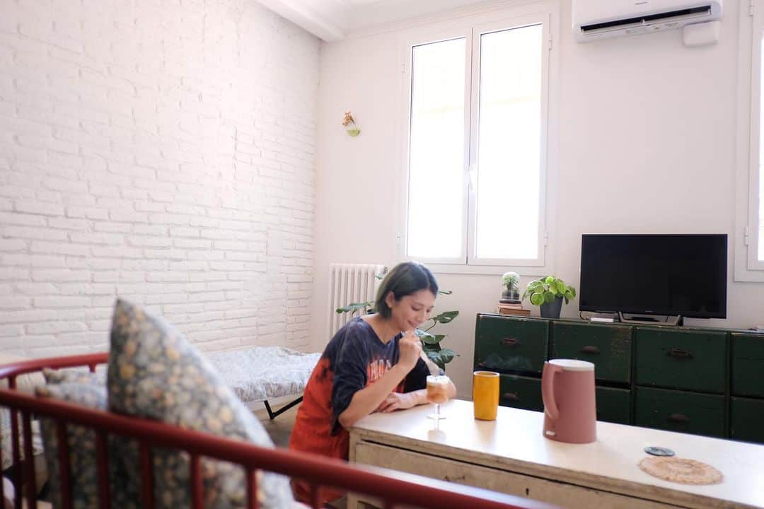 のインスタグラム：「YouTubeに新しい動画をアップしました！ストーリー、ハイライト、プロフィールのリンクから飛べます🕊  日本から持ち帰った大好きな @masago_kinosuke のお素麺を使ったひとりお昼ご飯やバルセロナのお祭りなど。 食べられないものが多い息子の食事のことについて、ちょっと独り言も✍️  【動画で着用のお洋服等】 タイダイのTシャツ　#古着 ベージュのハーフパンツ @uniqlo   黄色いTシャツ、ストライプのショートパンツ @uniqlo」