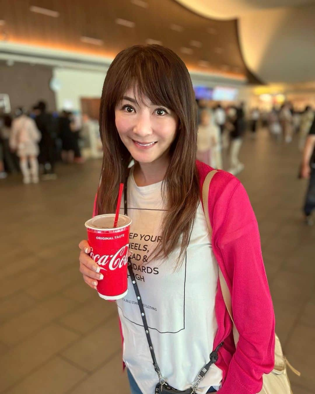 山田佳子のインスタグラム：「バービーの映画を観てきました！ ⁡ 子供の頃からバービー人形やお洋服を集めていた私にとって、バービーランドはまさに夢のような世界で楽しめました🥰 ⁡ マーゴットロビーが演じるバービーがとてもキュートで素敵でした😍💕 ⁡ #バービー #ピンクの世界 #バービーランド  #ファッション #空想と現実  #楽しめた #映画館好き  #barbiemovie」