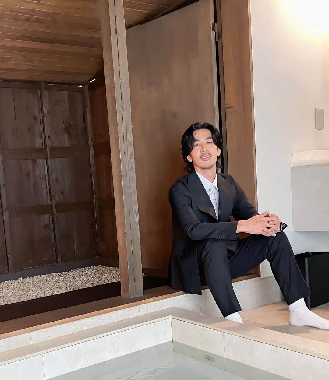 阿部大輔のインスタグラム：「今日は古くからの友人の結婚式でカメラマンしてきました🌹 もう何から何まで素敵過ぎて終始感動！！ 幸せのお裾分けをいただいて、こちらまで満たされました✨ 本当におめでとう🎉 ㅤㅤㅤㅤㅤㅤㅤㅤㅤㅤㅤㅤㅤ そしてその式場がバチェラー好きなら見覚えある方もいるかなな場所で運命感じました🌹 分かる人いるかな？😉 ㅤㅤㅤㅤㅤㅤㅤㅤㅤㅤㅤㅤㅤ」