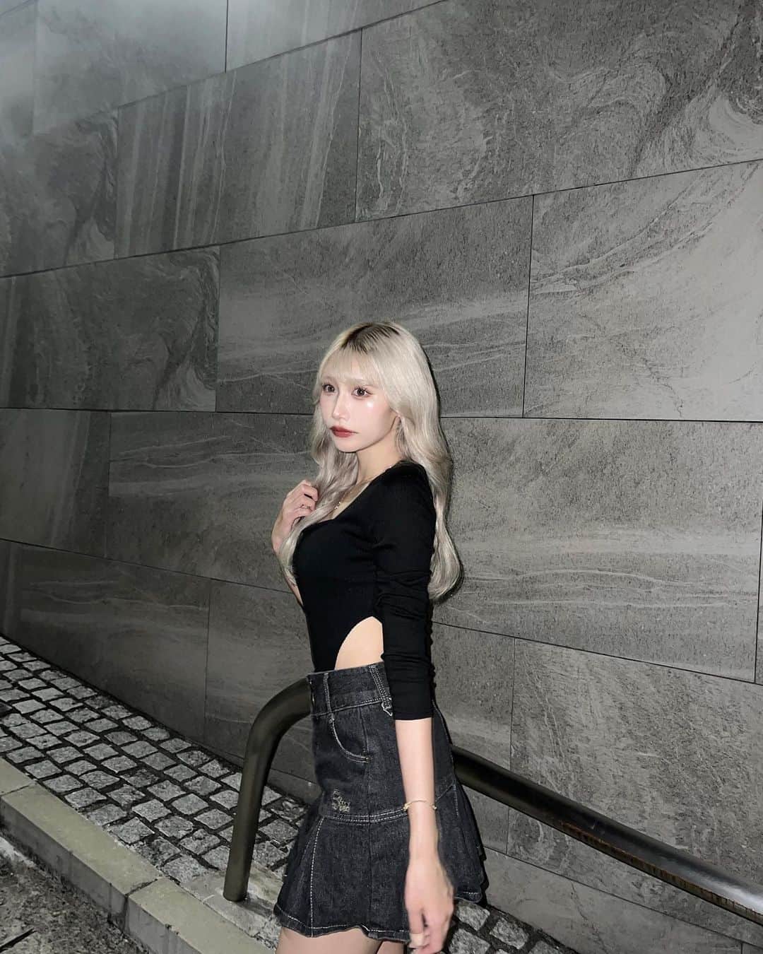 moeのインスタグラム：「. @blondey_official のトップス♡ . #blondey #ワンホンマツエク #ワンホンメイク #韓国ファッション #y2k #y2kfashion」