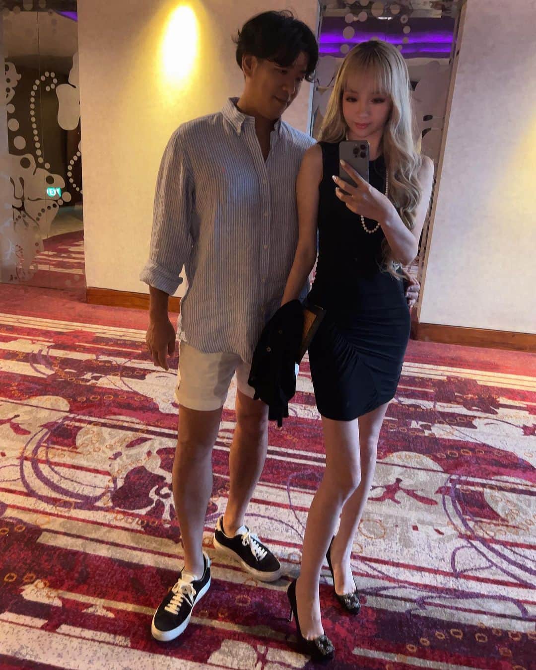 mirayのインスタグラム：「チリクラブの次の日は 一日ホテル内でゆっくり過ごして最高でした🩵  お昼はPool👙⛱️  DinnerはW Hotel内にあるRestaurant 「SKIRT」へ🍽️  ステーキを食べたいから前菜は少なめにしたつもりが お肉の迫力で2人とも一切れで満足感がww 歳やなぁ😂  でもめちゃくちゃ美味しかった!!!🥩  HotelやRestaurant選びも全部 本当にありがとう💓 最高の海外旅行になりました🫶  #シンガポール #夫婦旅行 #セントーサ島  #singapore  #whotelsingapore  #whotelsentosa  #dinner  #steak #skirt」