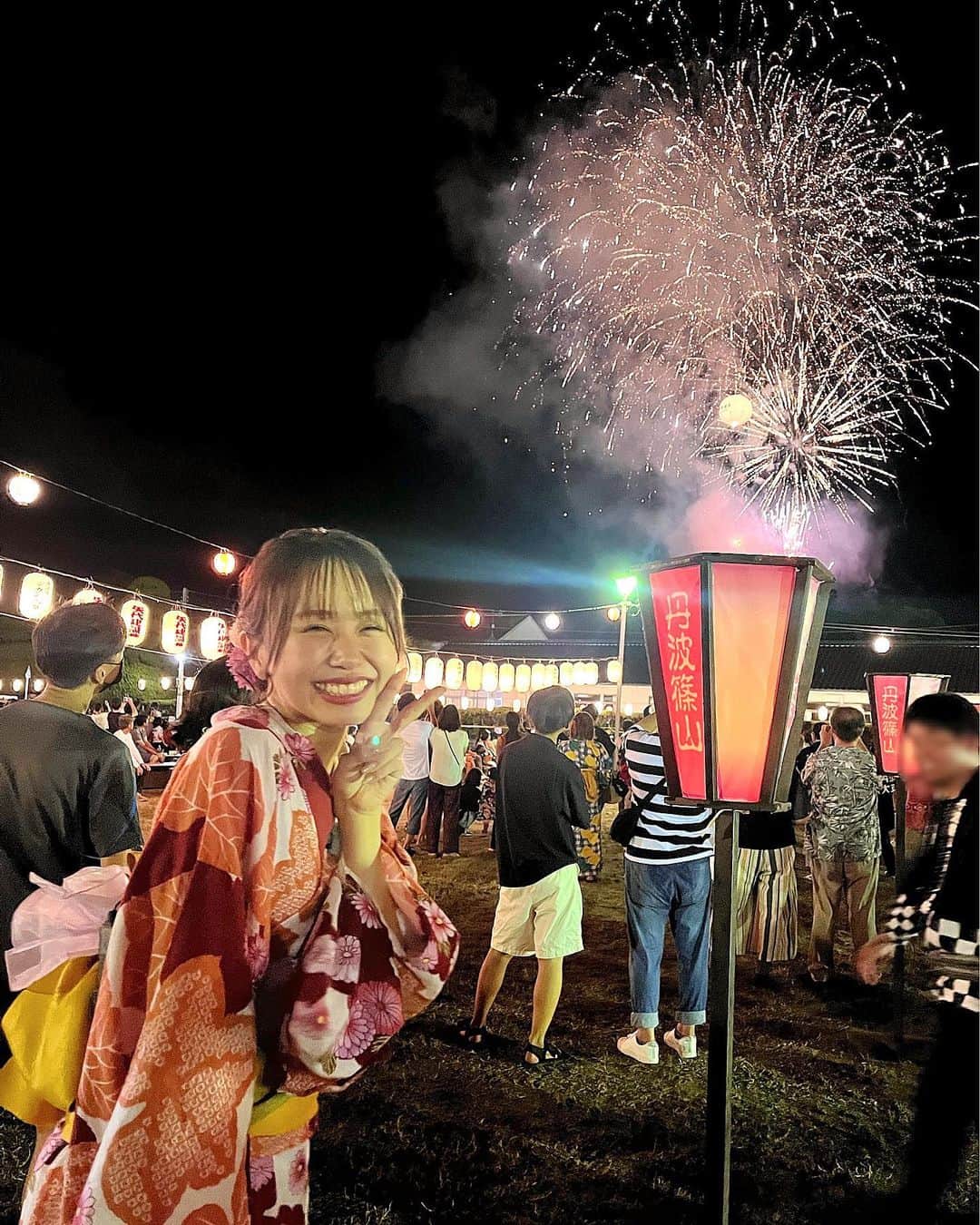 平山真衣のインスタグラム：「花火とツーショット🎇笑  オレンジ色の浴衣いかがでしょうか🥺👘    念願の！花火を！見れました！︎︎  サンテレビ「キャッチ＋」の生中継で参加させていただいた兵庫県丹波篠山のデカンショ祭、楽しかった〜〜〜︎︎☺︎      #サンテレビ #丹波篠山#デカンショ祭#花火大会#花火#浴衣#浴衣ヘアアレンジ#nmb48」
