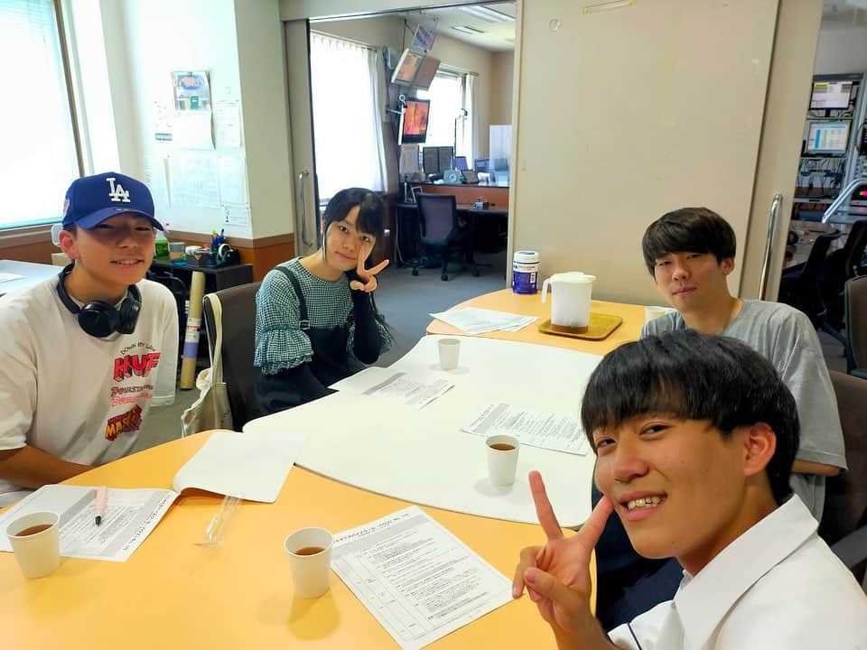 てゲてゲハイスクール→ハウスさんのインスタグラム写真 - (てゲてゲハイスクール→ハウスInstagram)「・ 今週は、「高校生新聞RAP甲子園」に出場した皆さんと一緒にお送りしました🏫  武岡台高校３年、GIGANT（ギガント）さん  鹿児島商業高校２年、G-Sky（ジースカイ）さん  鹿児島城西高校2年、JOZi（ジョージ）さん  鹿児島玉高校3年生のみつきさん  そもそも「高校生RAP新聞甲子園」とは、2018年から南日本新聞が年に一度開催していて、高校生たちが新聞記事を読んで感じた思いや主張などをRAPにのせて伝えるというイベントです🎤  それぞれがラップに興味をもったきっかけ、「高校生新聞RAP甲子園」への挑戦についてお話を聞きました👍そして、皆さんがイベントで披露した音源もOAで聴いていただきました👏👏  GIGANTが選んだ新聞記事は、「六月灯　笑顔戻る」2023/7/5  G-Skyが選んだ新聞記事は、「九州北部大雨5人死亡」2023/7/11  JOZiが選んだ新聞記事は、「ウクライナ侵攻」2023/5/30  みつきが選んだ新聞記事は、「入学式 夢いっぱい」2023/4/7  4人の将来の夢についても聞きましたよ✨✨  GIGANT⇒将来の夢は、地元で音楽フェスを主催し、在日外国人も巻き込んで地域の繋がりを強くして、地元を盛り上げたい‼️  G-Sky⇒ラップスターです。Hoodスターであるラップスター、それが僕の夢です‼️  JOZi⇒自分の音楽を作りながら音楽関係の仕事がしたいです‼️  みつき⇒将来の夢は、大学に進学して、食で人の健康を守る仕事に就きたい‼️  4人のお話にこちらも胸が熱くなりました🔥またスタジオにも遊びに来てください💕  #MBCラジオ#tegeh #tege2 #MBC #大学生 #大学生と繋がりたい #大学生の日常 #鹿児島大学 #武岡台高校 #鹿児島商業高校 #鹿児島城西高校 #鹿児島玉龍高校 #高校生新聞rap甲子園 #高校生ラッパー #hiphop #てゲハイフェス #個性を大切に #キャンパス #amu広場 #リスナープレゼント #MBCラジオビンゴ  #高校生ラジオ #サークル #立ち上げ #MBC #ラジオ #radiko #ラジオパーソナリティ #アナウンサー」8月20日 20時29分 - mbc_tegeh