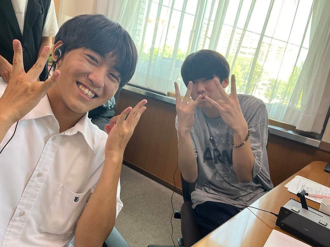 てゲてゲハイスクール→ハウスさんのインスタグラム写真 - (てゲてゲハイスクール→ハウスInstagram)「・ 今週は、「高校生新聞RAP甲子園」に出場した皆さんと一緒にお送りしました🏫  武岡台高校３年、GIGANT（ギガント）さん  鹿児島商業高校２年、G-Sky（ジースカイ）さん  鹿児島城西高校2年、JOZi（ジョージ）さん  鹿児島玉高校3年生のみつきさん  そもそも「高校生RAP新聞甲子園」とは、2018年から南日本新聞が年に一度開催していて、高校生たちが新聞記事を読んで感じた思いや主張などをRAPにのせて伝えるというイベントです🎤  それぞれがラップに興味をもったきっかけ、「高校生新聞RAP甲子園」への挑戦についてお話を聞きました👍そして、皆さんがイベントで披露した音源もOAで聴いていただきました👏👏  GIGANTが選んだ新聞記事は、「六月灯　笑顔戻る」2023/7/5  G-Skyが選んだ新聞記事は、「九州北部大雨5人死亡」2023/7/11  JOZiが選んだ新聞記事は、「ウクライナ侵攻」2023/5/30  みつきが選んだ新聞記事は、「入学式 夢いっぱい」2023/4/7  4人の将来の夢についても聞きましたよ✨✨  GIGANT⇒将来の夢は、地元で音楽フェスを主催し、在日外国人も巻き込んで地域の繋がりを強くして、地元を盛り上げたい‼️  G-Sky⇒ラップスターです。Hoodスターであるラップスター、それが僕の夢です‼️  JOZi⇒自分の音楽を作りながら音楽関係の仕事がしたいです‼️  みつき⇒将来の夢は、大学に進学して、食で人の健康を守る仕事に就きたい‼️  4人のお話にこちらも胸が熱くなりました🔥またスタジオにも遊びに来てください💕  #MBCラジオ#tegeh #tege2 #MBC #大学生 #大学生と繋がりたい #大学生の日常 #鹿児島大学 #武岡台高校 #鹿児島商業高校 #鹿児島城西高校 #鹿児島玉龍高校 #高校生新聞rap甲子園 #高校生ラッパー #hiphop #てゲハイフェス #個性を大切に #キャンパス #amu広場 #リスナープレゼント #MBCラジオビンゴ  #高校生ラジオ #サークル #立ち上げ #MBC #ラジオ #radiko #ラジオパーソナリティ #アナウンサー」8月20日 20時29分 - mbc_tegeh