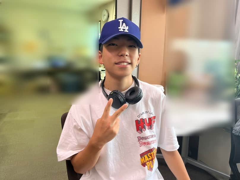 てゲてゲハイスクール→ハウスさんのインスタグラム写真 - (てゲてゲハイスクール→ハウスInstagram)「・ 今週は、「高校生新聞RAP甲子園」に出場した皆さんと一緒にお送りしました🏫  武岡台高校３年、GIGANT（ギガント）さん  鹿児島商業高校２年、G-Sky（ジースカイ）さん  鹿児島城西高校2年、JOZi（ジョージ）さん  鹿児島玉高校3年生のみつきさん  そもそも「高校生RAP新聞甲子園」とは、2018年から南日本新聞が年に一度開催していて、高校生たちが新聞記事を読んで感じた思いや主張などをRAPにのせて伝えるというイベントです🎤  それぞれがラップに興味をもったきっかけ、「高校生新聞RAP甲子園」への挑戦についてお話を聞きました👍そして、皆さんがイベントで披露した音源もOAで聴いていただきました👏👏  GIGANTが選んだ新聞記事は、「六月灯　笑顔戻る」2023/7/5  G-Skyが選んだ新聞記事は、「九州北部大雨5人死亡」2023/7/11  JOZiが選んだ新聞記事は、「ウクライナ侵攻」2023/5/30  みつきが選んだ新聞記事は、「入学式 夢いっぱい」2023/4/7  4人の将来の夢についても聞きましたよ✨✨  GIGANT⇒将来の夢は、地元で音楽フェスを主催し、在日外国人も巻き込んで地域の繋がりを強くして、地元を盛り上げたい‼️  G-Sky⇒ラップスターです。Hoodスターであるラップスター、それが僕の夢です‼️  JOZi⇒自分の音楽を作りながら音楽関係の仕事がしたいです‼️  みつき⇒将来の夢は、大学に進学して、食で人の健康を守る仕事に就きたい‼️  4人のお話にこちらも胸が熱くなりました🔥またスタジオにも遊びに来てください💕  #MBCラジオ#tegeh #tege2 #MBC #大学生 #大学生と繋がりたい #大学生の日常 #鹿児島大学 #武岡台高校 #鹿児島商業高校 #鹿児島城西高校 #鹿児島玉龍高校 #高校生新聞rap甲子園 #高校生ラッパー #hiphop #てゲハイフェス #個性を大切に #キャンパス #amu広場 #リスナープレゼント #MBCラジオビンゴ  #高校生ラジオ #サークル #立ち上げ #MBC #ラジオ #radiko #ラジオパーソナリティ #アナウンサー」8月20日 20時29分 - mbc_tegeh