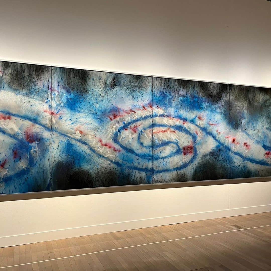 ベーコンさんのインスタグラム写真 - (ベーコンInstagram)「蔡國強 宇宙遊 都市伝説好きなら見れば分かるヤバさ 映えスポットになってるらしく、めっちゃ混んでた！  アインシュタインとホーキング博士もいたよ！ 美術館はまりそう  #蔡國強 #国立新美術館 #saintlaurent #anthonyvaccarello」8月20日 20時30分 - umadura_bacon