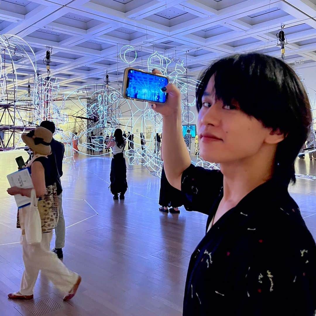 ベーコンさんのインスタグラム写真 - (ベーコンInstagram)「蔡國強 宇宙遊 都市伝説好きなら見れば分かるヤバさ 映えスポットになってるらしく、めっちゃ混んでた！  アインシュタインとホーキング博士もいたよ！ 美術館はまりそう  #蔡國強 #国立新美術館 #saintlaurent #anthonyvaccarello」8月20日 20時30分 - umadura_bacon