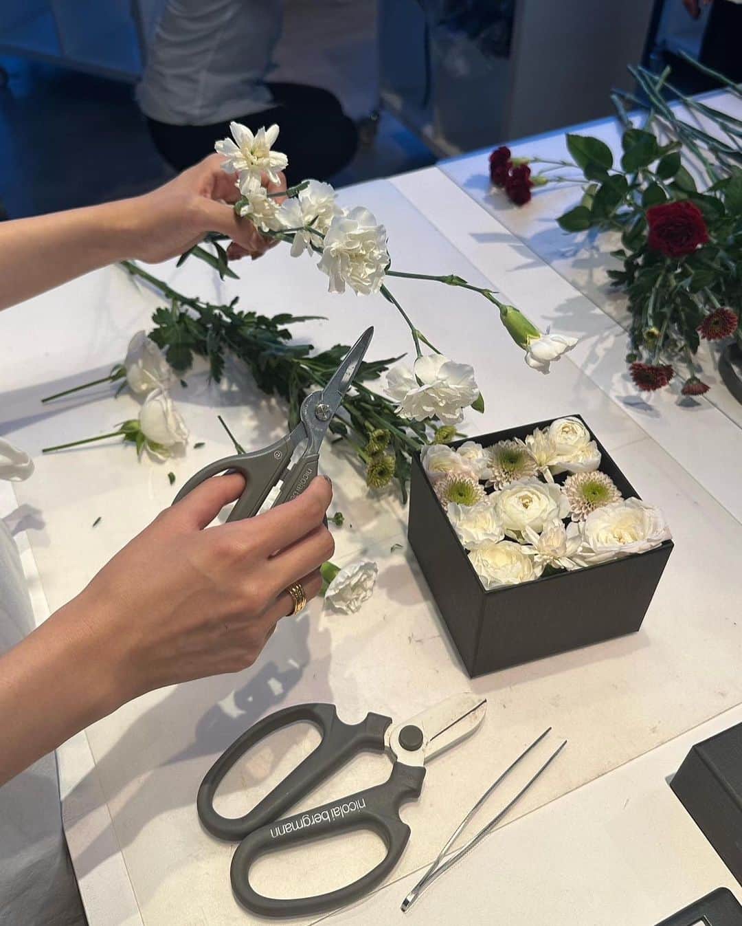 yumeさんのインスタグラム写真 - (yumeInstagram)「Flower arrangement ♡⁡⁡ 表参道のニコライバーグマンで⁡⁡ フラワーアレンジメントを体験しました✨⁡⁡ ⁡⁡ 自分で選んだお花を、BOXに入れて⁡⁡ 素敵なフラワーボックスを作成できました🌼⁡⁡ とっても可愛く仕上がって満足…！⁡⁡ ⁡⁡ ⁡⁡ 今回はTSUBAKI×ニコライバーグマンのコラボパッケージの発売イベントに参加させていただきました 、、♡⁡⁡ ⁡⁡ フラワーアレンジメントに加えて、⁡⁡ TSUBAKIの歴史や艶髪を叶える秘訣について⁡⁡ 学ぶことができ、TSUBAKIアンバサダーに就任させていただきました 📝⁡♡⁡ 実際に、赤色のTSUBAKIを使用したけど⁡⁡ ⁡ 広がりやすかった髪がまとまる感じがして嬉しい🎶⁡ ニコライバーグマンとのコラボパッケージも華やかで気分があがりました 😚⁡⁡ ⁡⁡ ⁡ みんなもぜひ使ってみてね〜🌼⁡⁡ ⁡⁡ @tsubaki_jp⁡⁡ ⁡⁡ #PR #TSUBAKI⁡⁡ #ニコライバーグマン⁡⁡ #花を贈ってTSUBAKIをもらう⁡」8月20日 20時22分 - tan___gram