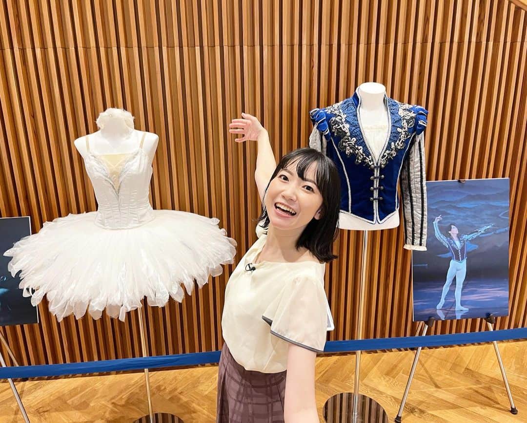 菅原智郁のインスタグラム：「白鳥の湖を見てきました🦢 .  「こどもレポーターになってバレエを取材しよう！」というイベントで、小学生に取材のノウハウをレクチャー。 そのあと、こどもレポーターのみなさんは、オデット・オディール役の方とジークフリート王子役の方に無事上手にインタビューできました☺️✨️ . こどもレポーターの先生役でもあったのですが、普通にしっかりとバレエを楽しみました！笑 バレエを生で見たのはたぶん初めて。 舞台上を軽やかにぽんぽーんと跳ねる姿は、人間の体で表現しているとは思えないほど…🥺 静止する姿もとてもきれいで、うっとりしてしまいました。 山形交響楽団の生演奏も迫力があったなー！！  「情景」のオーボエが聴こえるたびに鳥肌(白鳥だけに)が立ちました！ まさに総合芸術。 ほかの公演も見てみたくなりました☺️✨️ . . @tcb_official   #山形 #やまぎん県民ホール #白鳥の湖 #バレエ #東京シティバレエ団 #山形交響楽団 #山形テレビ #アナウンサー #菅原智郁」