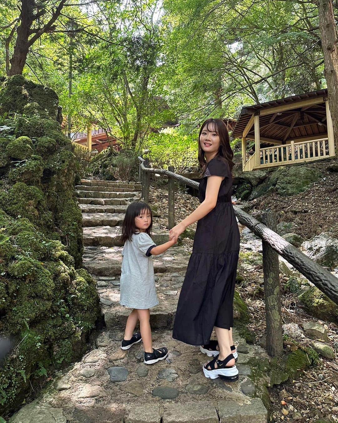 畠中清羅 のインスタグラム：「_ 大自然に囲まれてマイナスイオン🌳  友達夫婦と少し遠出してアクティブだった日♡  普段山登りなんてしないし 終始きつい〜ってなってたから 改めてそろそろ運動しようと心しました😮‍💨  #親子#親子コーデ#大自然#家族写真」