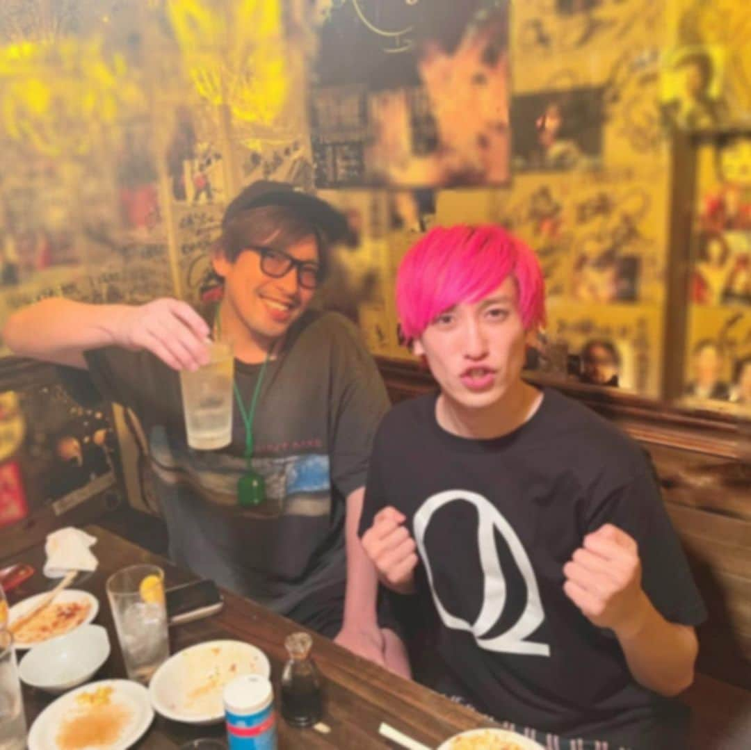 りんたろーさんのインスタグラム写真 - (りんたろーInstagram)「盛岡、山形ありやした！！ 途中でサンドさんに教えてもらった お店でご飯を食べさせてもろたんだが 牛タンの概念ぶっ壊されちまって、 この為に仙台仕事を入れたいぐらいの 衝撃でした🫨 終わりでかねちがお会計するという 約束だったが、このお味なら なかなかするだろうと思い、  「いやえぇわ！！俺払うよ」と言うと  「あっと思ったんすけど 財布持ってきてませんでした！」  いやなんやこいつ！！あえてやん！と いつもの如く小競り合いをしていると 店主の方から一言！  「お会計伊達様からいただいてます！」  ぎょえー！！😱 なんて太っ腹！！ 僕もこんな先輩にならねばと 思わせて頂いたかっちょよ先輩！ 伊達さんあざした！！  #サンドウィッチマン　#様 #好感度はうちから滲み出るもの #仙台も盛り上げてきます #ごちそうさまでした  #東北グルメ  @st_michael_official @jantje_ontembaar」8月20日 20時24分 - rin_the_sky