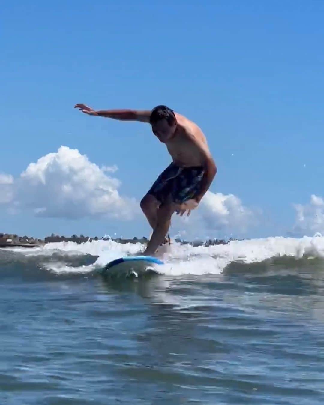 竹原慎二のインスタグラム：「サーフィン🏄‍♀️ 波に乗る事ができました これから趣味にサーフィン追加  #サーフィン  #波乗り  #竹原慎二 #日焼け  #身体中痛い」