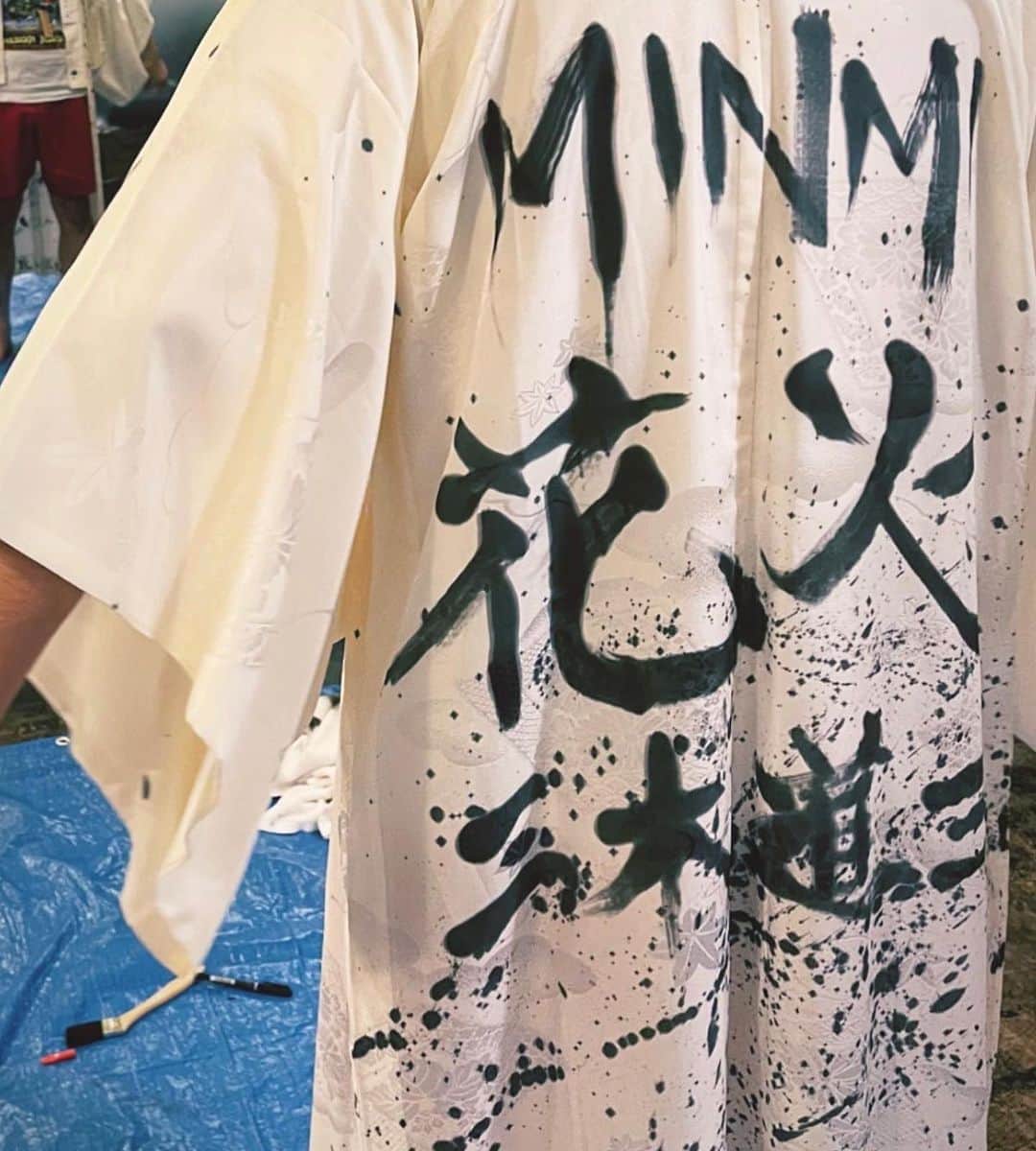 MINMIのインスタグラム：「2021年コロナで無くなったライブやイベント。その当時始めたポコチャというライブ配信。その当時、配信しながらファンのみんなと作った曲が花火です！コロナや色んな試練を乗り越えていつかまた大きな花火を一緒にみよう！とみんなで作った歌。この曲のMVはライバーの皆さんがファンの方から応援頂いた投げ銭を集め製作費を捻出し文字通りファンの皆様の力で出来上がった曲です。そこにライバーとしてもMINMIファンとしても、もの凄い情熱をもって参加してくれた女の子がいました。  とても可愛い女の子でした。この約2年、彼女は病気を患いながらも私の事を愛し応援し各地のライブに足を運んでくれました。　 だんだん病状が悪化し お医者さんもする術がないとなり、ご飯も食べれなくなり痩せて動けなくなるなかで彼女と私は話をしました。 絶対元気になりたい！という彼女。 じゃあ、元気になろう！ 元気になれると信じよう！ 私も信じるから一緒に奇跡を起こそう！と話しました。 その誓いをたてて以降、 気力を失っていた彼女の笑顔が増えて、とても前向きになったということご家族から聞けました。 元気になってやりたいことを 色々と約束しました！  先日のCDTVのシャナナを見ながら元気にタオルを持ってリズムをとって歌う姿にはびっくりでした！ 送られてきたラインには可愛い絵文字いっぱいのメッセージで絶対頑張ります💓フリーダムも行きます💓って伝えてくれました。  ふと気になり連絡した日の朝 声が出ないようで、家族の方に 耳に当ててもらいました 話しかけると携帯から聞こえる息遣いでうんうん、と返事をしました 残された最後のエネルギーなのかもしれないと思いました  もう、休んでいいんだよ、 よく頑張ったよ、と言いかけたとき なにか違う気がしました。  彼女は、もう言葉もでないんだけど その奥底で、 わたし絶対良くなるからね💓と 言わんばかりに、うんうん、うんうんと返事してるのです 彼女はあきらめてない、 そう感じた私は歌うことにしました。 私もあきらめない いっぱいエネルギー届けるからね！愛してるよ！と シャナナを歌いました。 うん、うん、と リズムをとってまるで一緒に歌ってくれてるようでした。  その電話をきったあと、 静かに息を引き取られたとの ご連絡がありました。  悲しい投稿すみません  プライベートなことでもあり シェアするべきか当然、 迷ったのですが、でも 21周年を前に大切な作品を一緒に作ってくれた 愛すべきファンの大事な存在 ファンがいてくれてこそのアニバーサリーであると きっとファンのみんな理解してくれると思いました  とても感謝を感じていて、とても悲しいけれど きっとファンのみんなには 今の私のこの気持ち、彼女の 生き様は悲しみだけでなく、きっと ポジティブな気づきを与えてくれる事でもあるはずと 思いシェアすることにしました。  最後の最後まで諦めずに"生きる" という事はこういう事なのではないか  彼女がみせてくれました。 もちろん、悔しい、悲しい、切ない、 もっと長く、とありますが 最後まで諦めない 希望を捨てず、みたい景色の方へ 力強く心をもつ。  なんて輝かしくかっこいい美しい 生き様なんでしょう。 永遠に咲く花のような彼女らしい人生 追悼とともに、 彼女が生前いってた、 自分の経験を通して誰かを元気づけたい 誰かのためになりたい、、、 そんな意思にも添えればいいなと思います。  病気や年老いていくとは これまで命が枯れていく事とばかり想像してました。 でも彼女のエネルギーは凄くキラキラとしてるのを 感じとれました。 希望と愛に溢れていました。 わたしもこんな風に生きたいと思ったし、 いや生きる！彼女ならそういうでしょう。  彼女がみせてくれたのは命の奇跡 この奇跡をしって みんなの人生がもっともっと 輝くと私も彼女も嬉しいです  たかぽん　ありがとう 愛してるよ♡ ずっと一緒に歌おうね r.i.p  ♪アガレアガレアガレ 何があっても立ち上がれる！！！  ♪花火より」