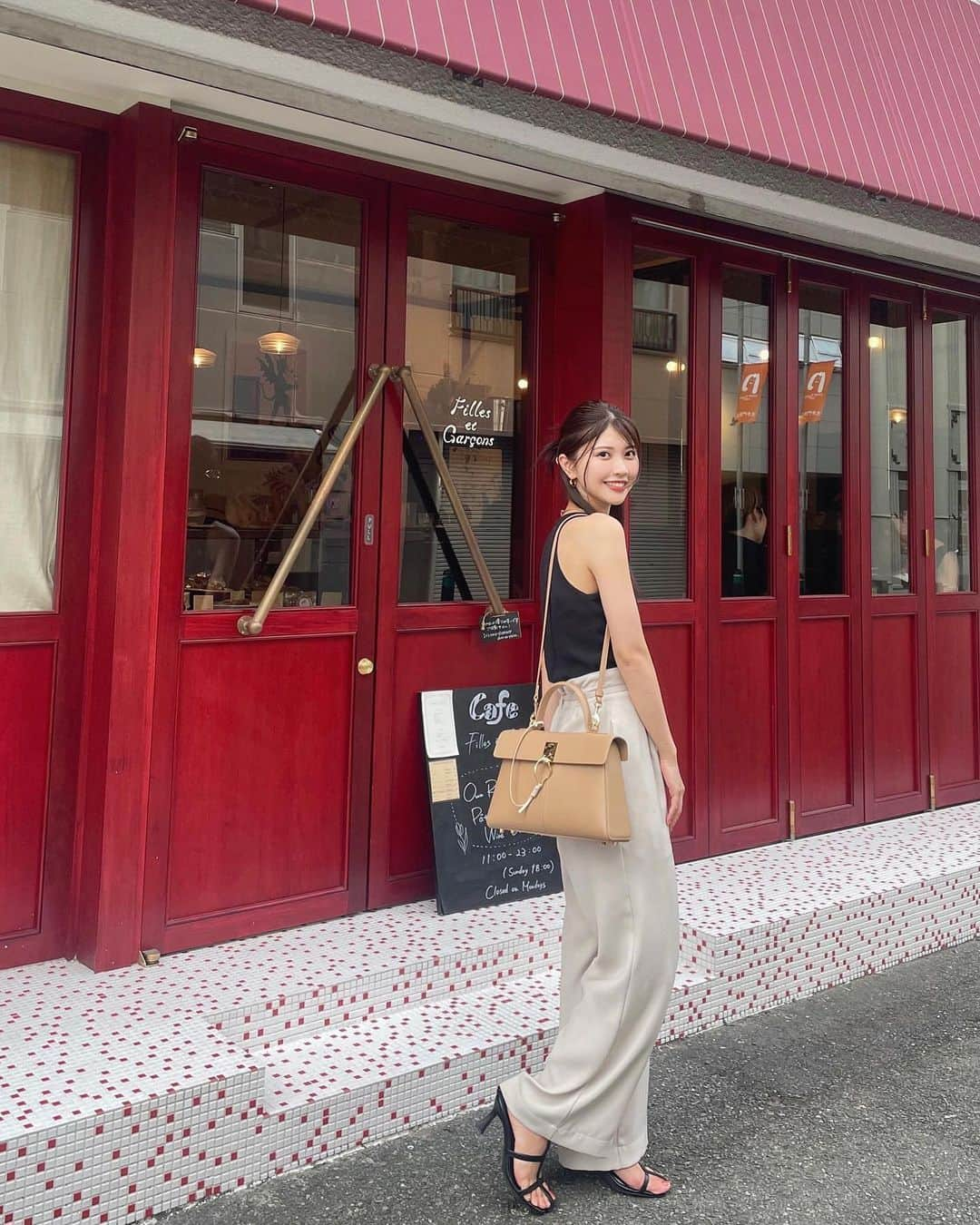 足立沙織のインスタグラム：「. 形もカラーもツボすぎる @cafune.official のバッグ👜♡  大切に使っていこう✨  8/28まで博多阪急4階ステージ4にて 福岡発のPOPUPが開催されてるので ぜひ一度手に取ってみてください🎗️  . #cafuné#mycafune#cafunehankyu #カフネ#カフネバッグ#モノトーンコーデ #夏服#バッグコーデ#福岡#博多阪急」