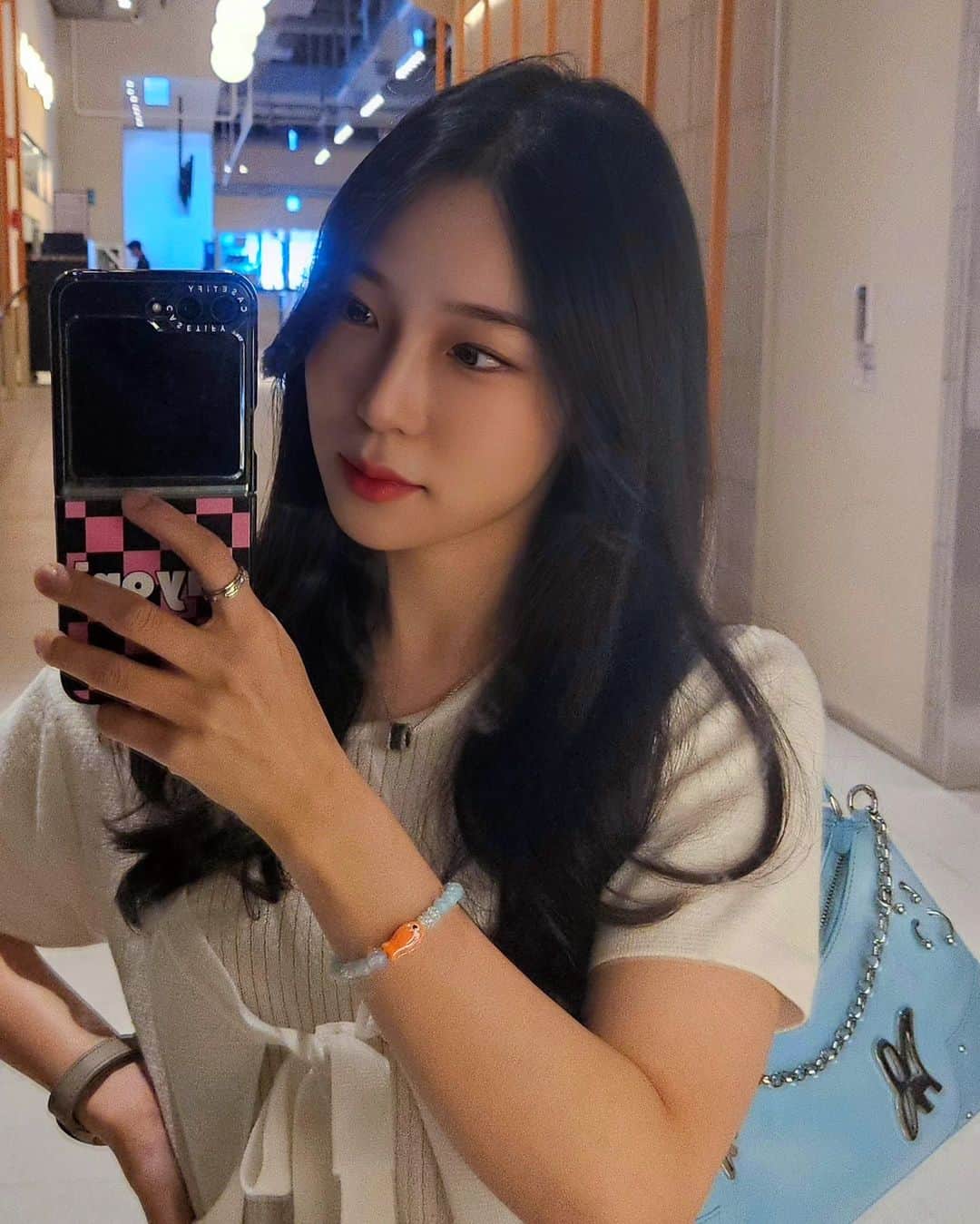 ZUYONIのインスタグラム：「돌비시네마관에서 오펜하이머 보고 옴(스포 없음) 시간 가는 줄.. 너무 잘 알고 봤습니다...그래도 나름 재밌었음!  영화 보기 전에 참고하면 좋을 것들 1) 매우 전기적인 영화입니다. 다큐멘터리 같다는 후기도 봤지만.. 다큐멘터리에 비하기엔 훨씬 불친절해요. 인물이나 시대에 대해 배경지식이 있는 채로 보시는 걸 추천합니다.  2) 솔직히 영화를 즐기는 데 물리학 지식은 전혀 필요 없습니다(당연히 있으면 더 좋음) 물리학보다는 차라리 세계사 지식이 있으면 도움이 될 것 같네요!  3) 돌비애트모스 콘텐츠도 만들 정도로 돌비애트모스 사운드, 돌비시네마관 정말 좋아하지만.. 이 영화는 차라리 스크린크기에 투자하시는 게 어떨지.. (오펜하이머는 애트모스는 없다는 사실..좀전에 앎ㅋㅋㅋㅋ)  4) 다 보고나니 과학자의 사회적 책임에 대한 이야기를 더 들어보고 싶어짐..  그리고 화장실 자주 가시는 분들은 꼭 자리를 복도쪽으로 잡으시길...ㅋㅋㅋㅋ☺️  우하하 이제 곧 월요일이다...... 화이팅합시다」