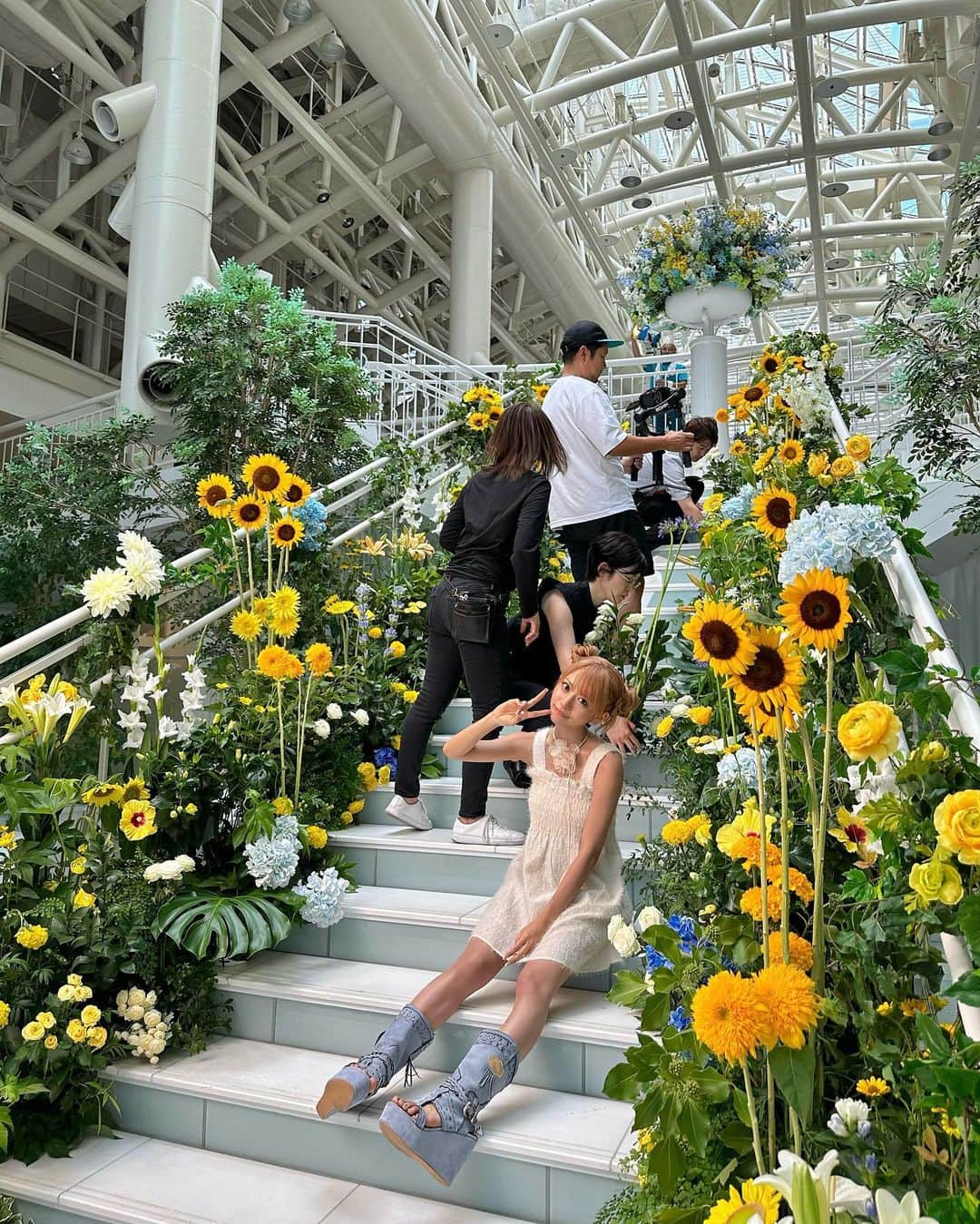 華さんのインスタグラム写真 - (華Instagram)「デビュー曲"Flower"のMV裏側🌻 と、オフショット🎬  これ本物のお花なの！！すごいねえ たくさん観て聴いてほしいです🫶」8月20日 20時28分 - _hana.87_