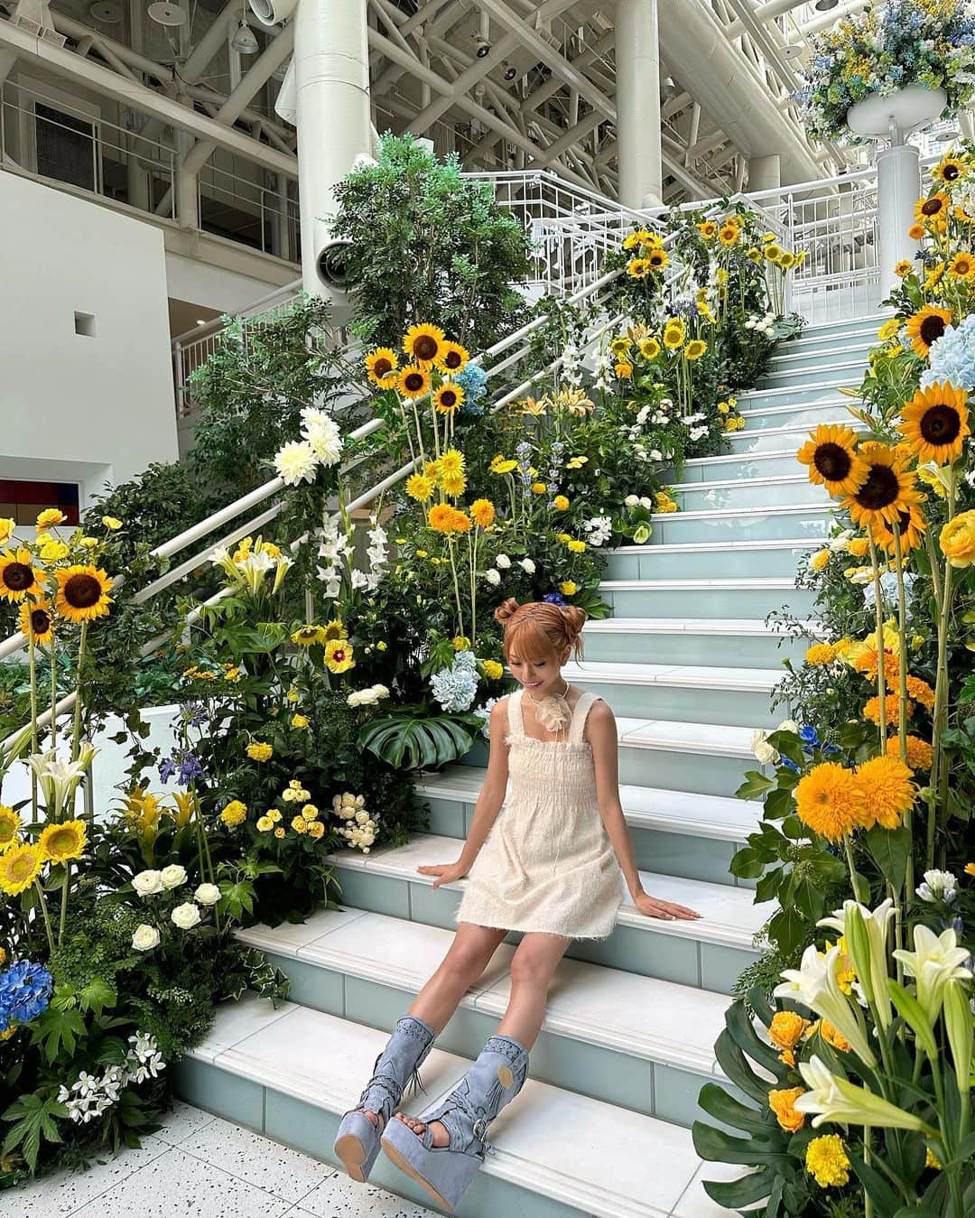 華さんのインスタグラム写真 - (華Instagram)「デビュー曲"Flower"のMV裏側🌻 と、オフショット🎬  これ本物のお花なの！！すごいねえ たくさん観て聴いてほしいです🫶」8月20日 20時28分 - _hana.87_