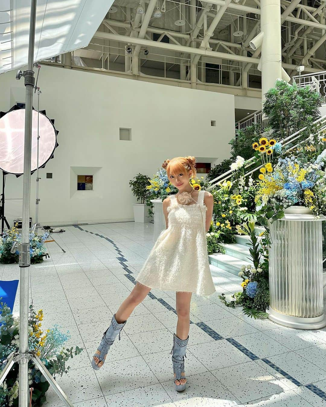 華のインスタグラム：「デビュー曲"Flower"のMV裏側🌻 と、オフショット🎬  これ本物のお花なの！！すごいねえ たくさん観て聴いてほしいです🫶」