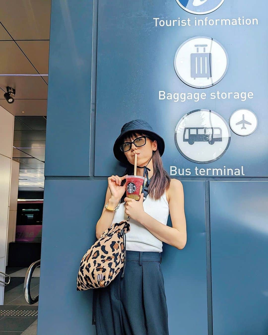 若槻千夏のインスタグラム：「やっと飲めた🍉😋🍉  おススメされて ホイップ抜きで チョコチップ追加‼︎ うんまー  カスタムのおススメあれば 教えてくださいー  毎回ブラックコーヒーなんで！笑  明日 リクエスト沢山頂いていた ヒョウ柄バッグ再入荷しまーす🐆❤︎❤︎❤︎」