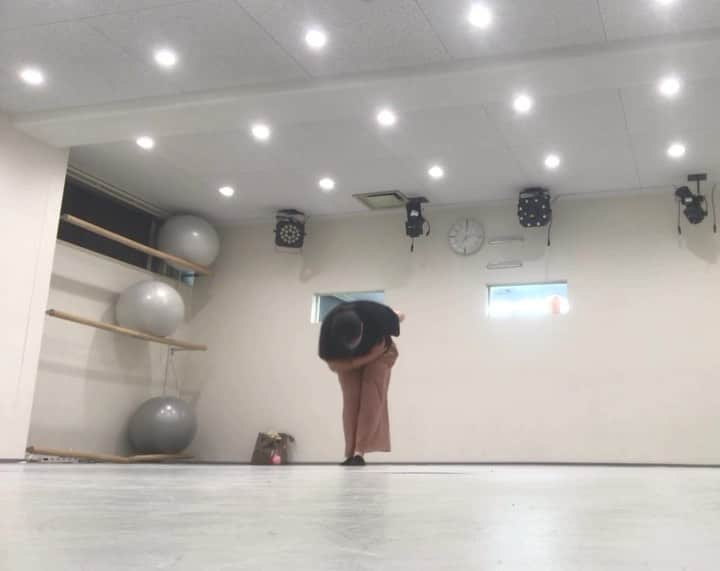 佐々木みえのインスタグラム：「振り付け全部終わったー あとは通して練習頑張る^_^ 今日はひたすらこのターンの練習。 目が回る😵‍💫 最後の手の振り付け要研究」