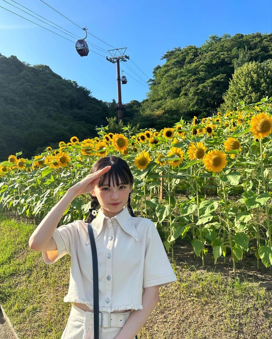 新澤菜央さんのインスタグラム写真 - (新澤菜央Instagram)「かわいいと思ったら 🌻 ってコメントしてね♡ ⠀ ⠀ ⠀ #彼女の私服がかわいい #sサイズコーデ #sサイズ女子 #低身長コーデ #156cm #骨格ウェーブ #イエベメイク #編み込みヘア #ひまわり畑 #🌻 #向日葵 #夏 #セットアップ #eatme #イートミー #モノクロコーデ #zara #zaraコーデ #ザラ #ザラジョ #ザラコーデ #fashion #code #ootd」8月20日 20時35分 - _shinshin_48