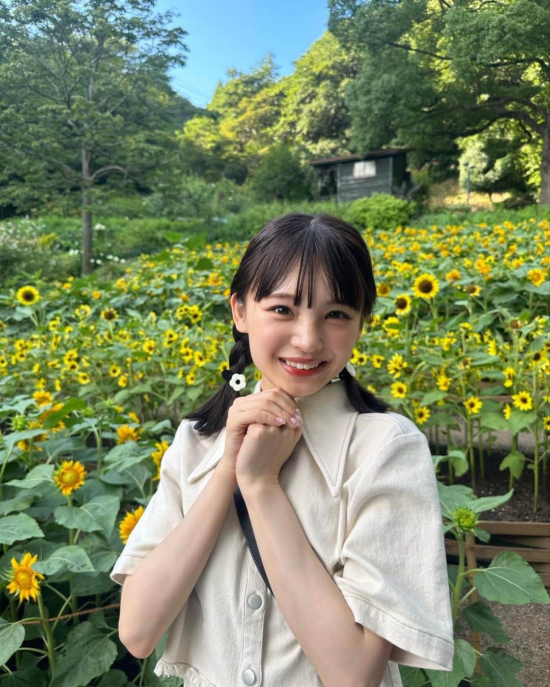 新澤菜央さんのインスタグラム写真 - (新澤菜央Instagram)「かわいいと思ったら 🌻 ってコメントしてね♡ ⠀ ⠀ ⠀ #彼女の私服がかわいい #sサイズコーデ #sサイズ女子 #低身長コーデ #156cm #骨格ウェーブ #イエベメイク #編み込みヘア #ひまわり畑 #🌻 #向日葵 #夏 #セットアップ #eatme #イートミー #モノクロコーデ #zara #zaraコーデ #ザラ #ザラジョ #ザラコーデ #fashion #code #ootd」8月20日 20時35分 - _shinshin_48