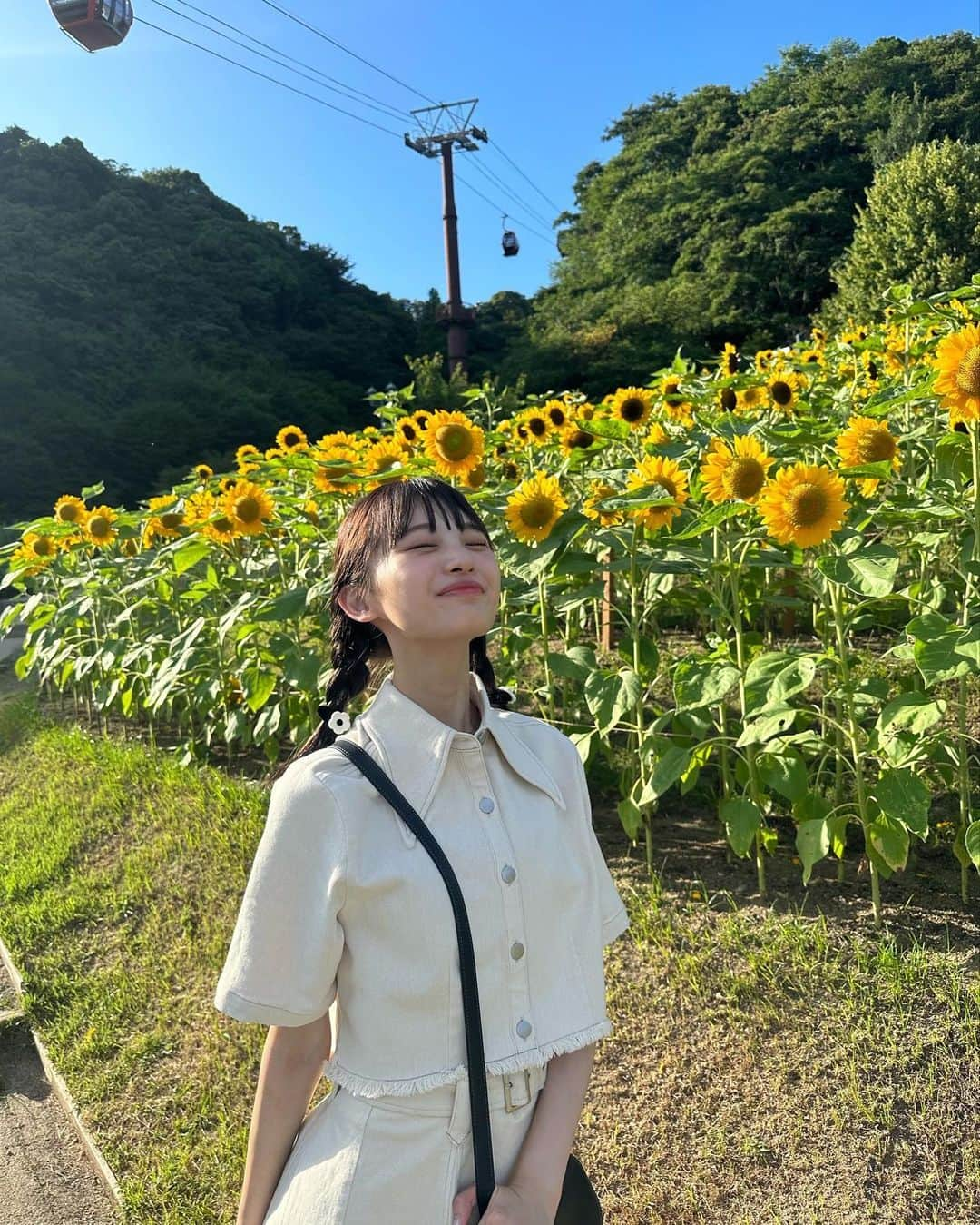 新澤菜央のインスタグラム：「かわいいと思ったら 🌻 ってコメントしてね♡ ⠀ ⠀ ⠀ #彼女の私服がかわいい #sサイズコーデ #sサイズ女子 #低身長コーデ #156cm #骨格ウェーブ #イエベメイク #編み込みヘア #ひまわり畑 #🌻 #向日葵 #夏 #セットアップ #eatme #イートミー #モノクロコーデ #zara #zaraコーデ #ザラ #ザラジョ #ザラコーデ #fashion #code #ootd」