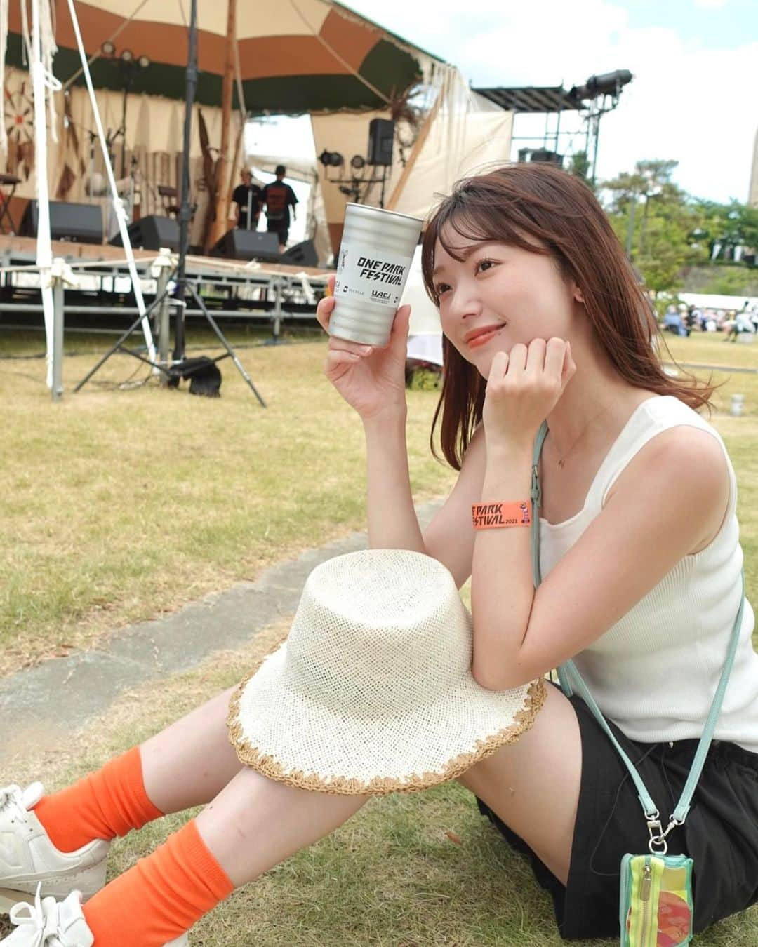 的場絢香のインスタグラム：「// ワンパーク // ⁡ 福井県のONE PARK FESTIVALへ！ ⁡ 心地いい音楽を全身で浴びて おいしいフェスグルメ食べて 汗だくだくになりながら 揺られてた~🍹♩♬ ⁡ 夏フェス最高だねっ ⁡ 友だちと打ち合わせなしで白黒コーデだったの！ おそろの靴下getして行ったんだ~🧡 たのしーーーかった♡♡♡  @oneparkfestival  _ _ _ #oneparkfestival #ワンパーク #福井 #夏フェス #野外フェス」