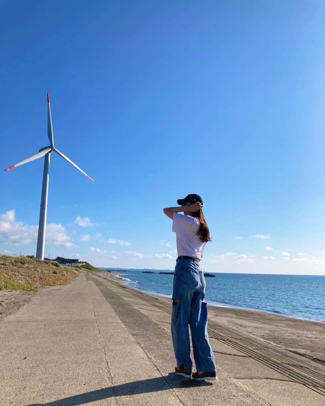 相場詩織さんのインスタグラム写真 - (相場詩織Instagram)「🌊  お仕事終わりに夏を感じに 海に行ってきました🏖️ 少し車を走らせると、こんなにも綺麗な海で癒しの時間を過ごせる秋田はやっぱり魅力的だなとしみじみ感じます☺️  紫外線に弱い体質なので 目が充血しないように iNtimité by EYEVANのサングラスをかけていました🕶️ お洒落なだけでなく、顔に心地良くフィットするので今年の夏大活躍です☀️  撮影でヘアセットしていたのをほどいたら良い感じのニュアンスヘアになりました🤭笑  #秋田 #海 #自然 #絶景スポット #iNtimité #EYEVAN」8月20日 20時37分 - shioriaiba0801