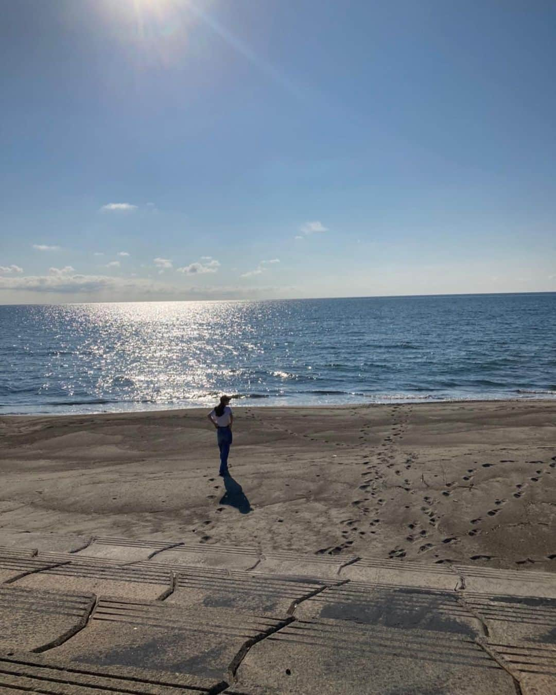 相場詩織さんのインスタグラム写真 - (相場詩織Instagram)「🌊  お仕事終わりに夏を感じに 海に行ってきました🏖️ 少し車を走らせると、こんなにも綺麗な海で癒しの時間を過ごせる秋田はやっぱり魅力的だなとしみじみ感じます☺️  紫外線に弱い体質なので 目が充血しないように iNtimité by EYEVANのサングラスをかけていました🕶️ お洒落なだけでなく、顔に心地良くフィットするので今年の夏大活躍です☀️  撮影でヘアセットしていたのをほどいたら良い感じのニュアンスヘアになりました🤭笑  #秋田 #海 #自然 #絶景スポット #iNtimité #EYEVAN」8月20日 20時37分 - shioriaiba0801