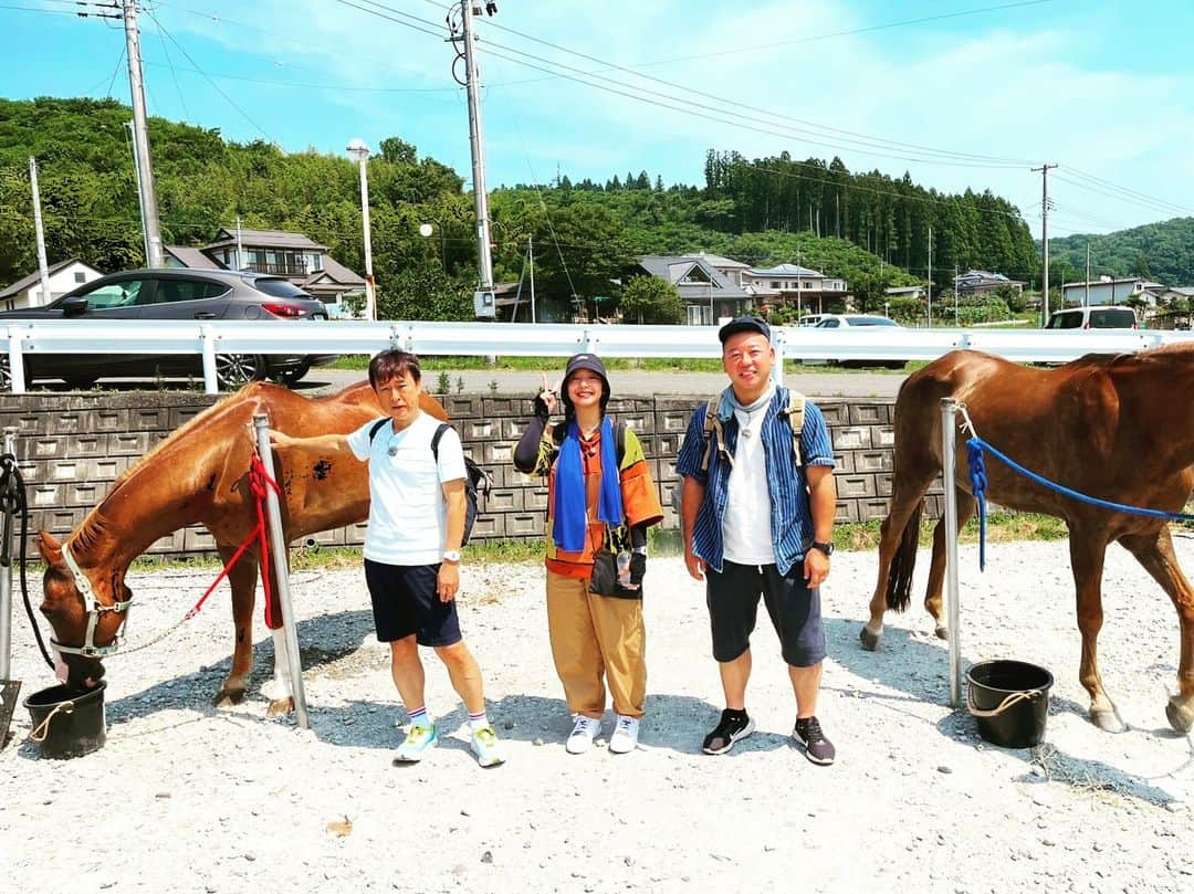 テレビ東京「太川蛭子の旅バラ」のインスタグラム：「🔔陣取り合戦ファンの皆様〜！ お待たせしました！  今週　８月２３日（水） 夜６時２５分からの「水バラ」は、 ローカル路線バス乗り継ぎ対決旅　 陣取り合戦第⓬弾🚌🚶‍♂️  戦いの舞台となるのは…宮城県！ スタートとゴールは同じ仙台市🔥  リーダー太川陽介さんが率いるのは… キャンプ芸人としてもおなじみ バイきんぐ西村瑞樹さん👨と Ｚ世代のカリスマ　山之内すずさん👩！  本日は太川チームのオフショットをお届け📷  撮影の合間に馬🐴とパチリ✨ ミッションには関係あるのかな…❓  山之内すずさんはどんな時も満面の笑顔😊全く弱音を吐きません。 以前、「路線バスで鬼ごっこ」に出演したときに負けてしまったのが相当悔しかったそうで気合十分❕ 制作スタッフ＆技術スタッフ＆車両スタッフみんなのハートを鷲掴み💘  全員が水バラのバス旅経験者チームということもあり、 太川さんと西村さんの地図確認にも気合が入ってます🍵  完璧…❕かと思われたのに 経験者らしからぬまさかの事態が… 詳細は今週水曜の放送でご確認ください📺  宮城県には食と自然に触れ合える名所がたくさんありました💞🌲🐴 皆さんが行ってみたくなること間違いなしです❕  📢《お知らせ》📢 今までご覧になれなかった地域の方も #TVer ではスマホやPC・タブレットなどで 全国どこからでもリアルタイム配信でご覧いただけます！ 無料🆓です！  #ローカル路線バス　 #陣取り合戦 #バス旅 #水バラ #テレビ東京 #テレ東 #太川陽介 #バイきんぐ西村 #山之内すず #河合郁人 #高橋成美 #横川尚隆 #abcz #ジャニーズ　 #宮城 #仙台」