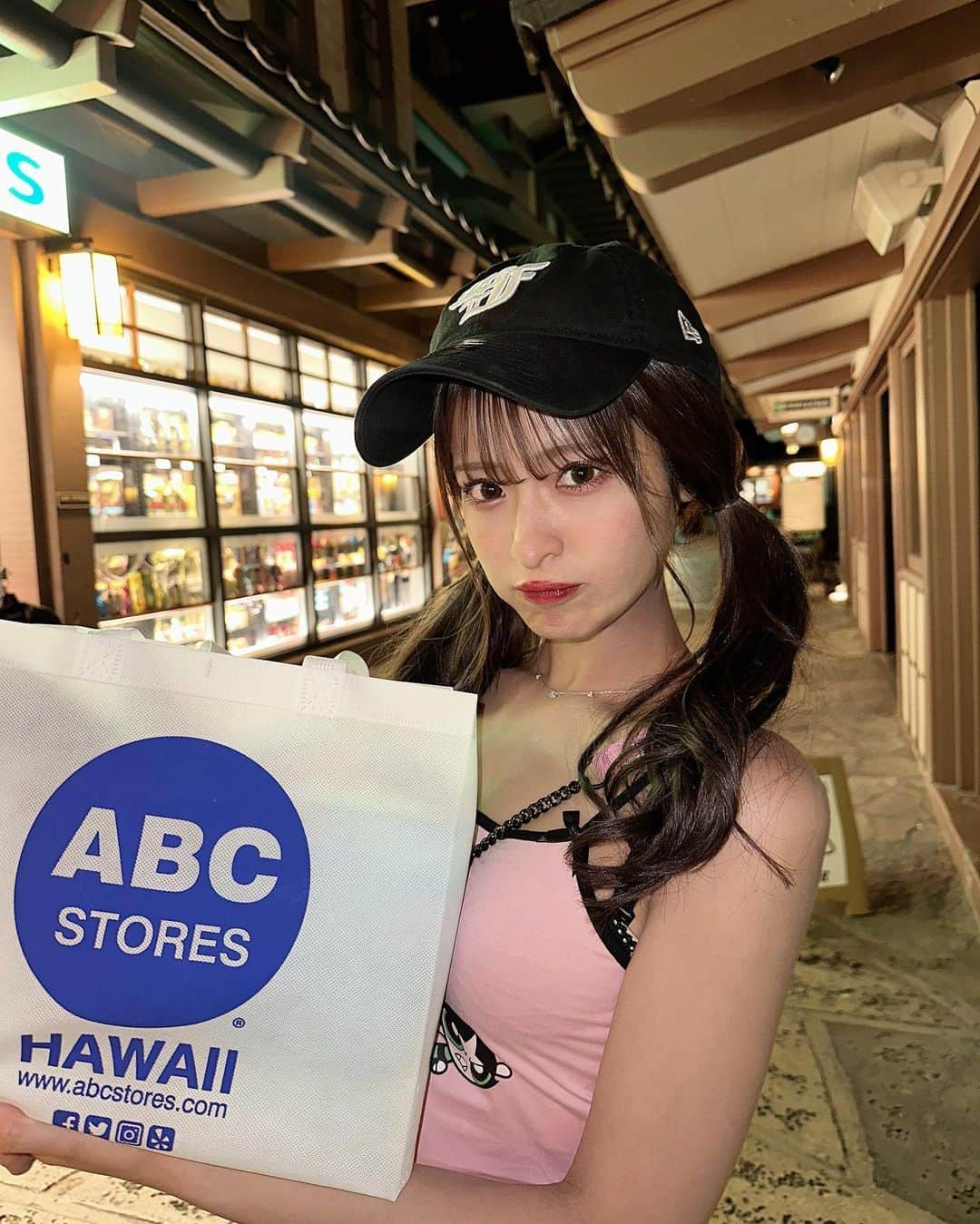 清水里香のインスタグラム：「⁡ ⁡ ハワイ思い出写真🌺 ⁡ ⁡ 最終日の夜はABC STORESで爆買い🛍️ 無事みんなにお土産渡せました♡ ⁡ ⁡ ⁡ ⁡ ⁡ #ハワイ #Hawaii #ワイキキ #waikiki #ホノルル #Honolulu #abcstores #🛍️ ⁡」