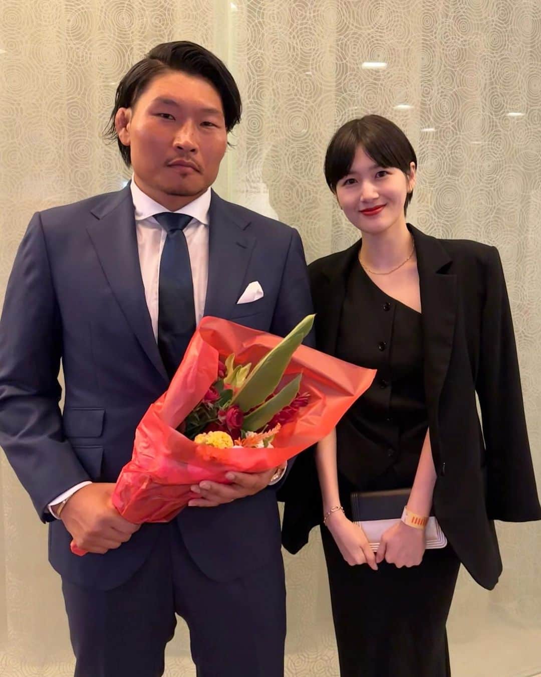 新井貴子のインスタグラム：「W杯へ向けて夫がヨーロッパへと旅立ちました。  出発前夜に開かれた壮行会では、多くの選手達が家族、そして支援してくださる方々に囲まれて過ごす時間がとても特別なものに感じました。  行ってきますと告げて向かう夫の背中に胸が熱くなり、 これから始まる大舞台が最高のものになることを願うばかりです🔥  バナナで行ってきます👋🏽🍌の姿に安心して見送ることができました😌(なぜバナナbyeだったのかは謎です。)  🫱🏻‍🫲🏾🎌❤️‍🔥」