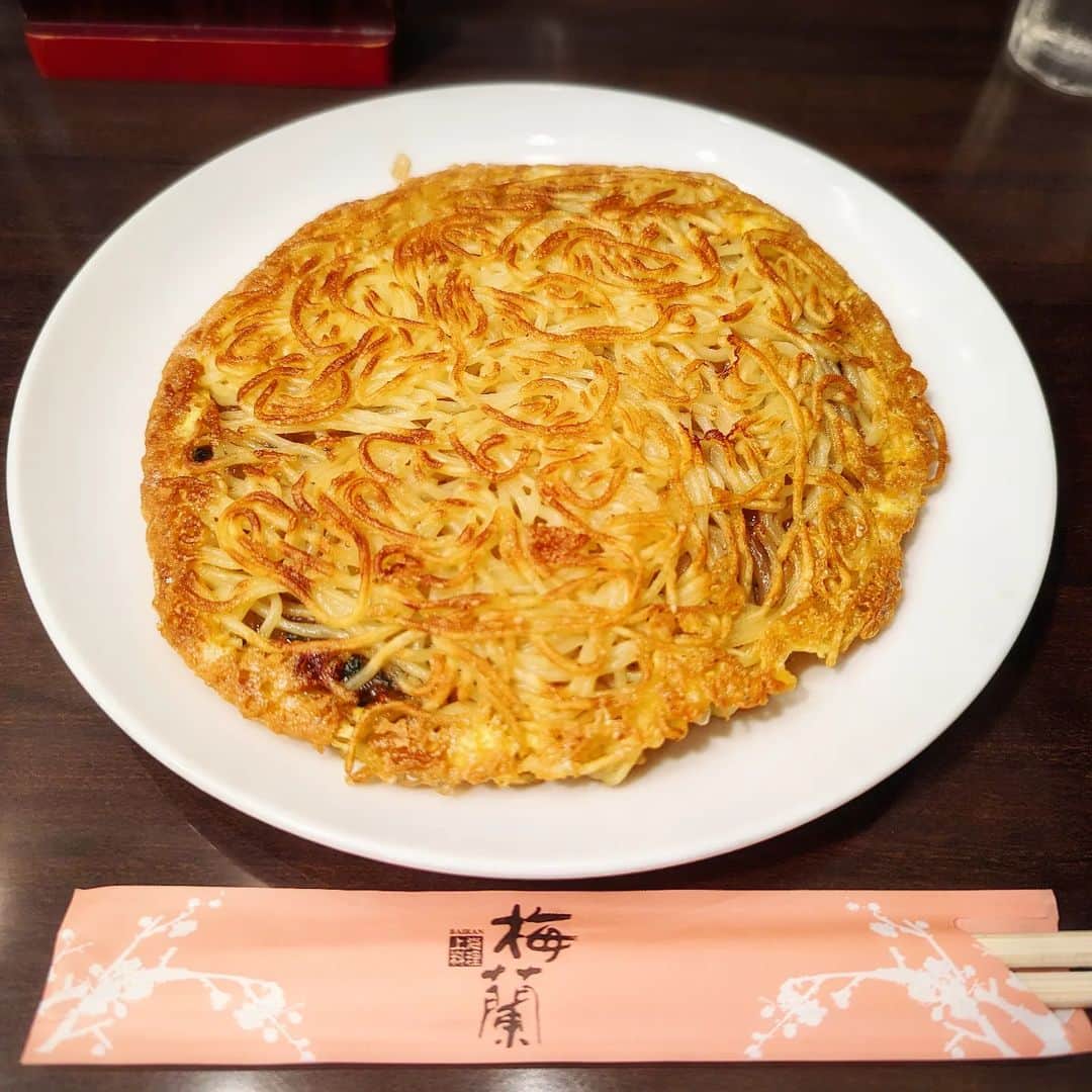 島田佳奈のインスタグラム：「ランチはお久しぶりの梅蘭焼そば。 作れそうで作れないプロの味、というか技やな。でも映画館でポップコーン食べた後だったから、ちとボリューミーやった笑」