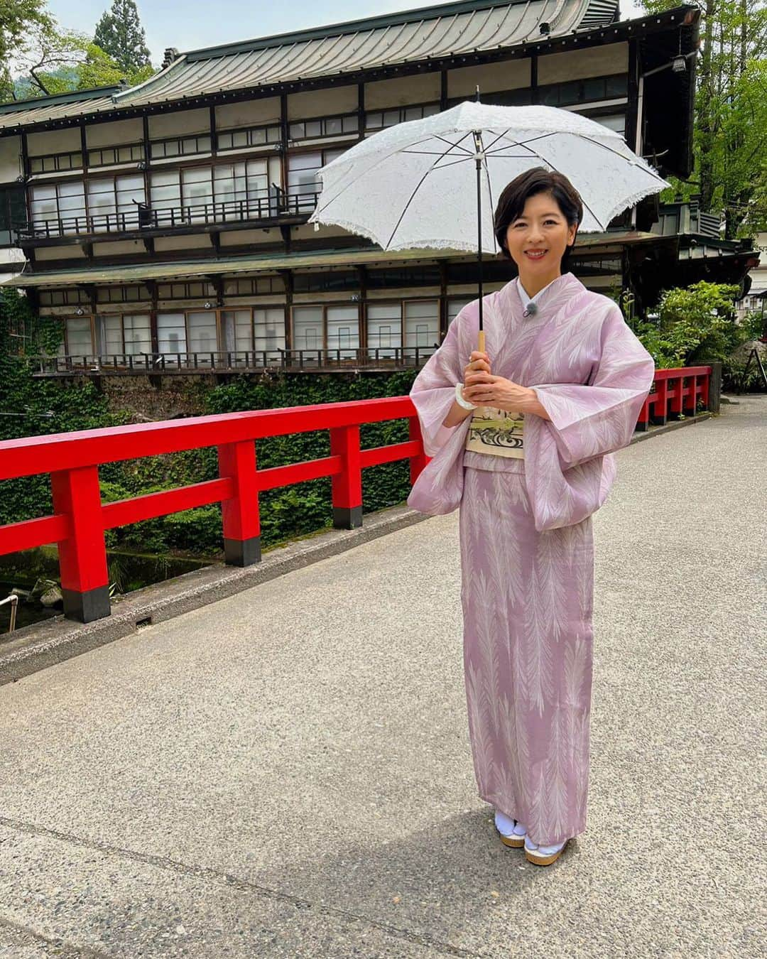 中山忍のインスタグラム：「新たな世界へ✨  『美術鑑賞は 本来自由なもののはず』 番組のテーマが 心に響き それまでは 詳しくないから 見当違いだったら 恥ずかしい とか 敷居が高そう などなど  そういう気持ちは 全く必要ないんだと 実感できました  8月26日（土） 夜10時から #テレ東 「#新美の巨人たち」 お楽しみに〜😋  #アートトラベラー #四万温泉  #積善館 #群馬県  着物@chikusen_official リング@jugemade 日傘@hanwaymarunouchi」