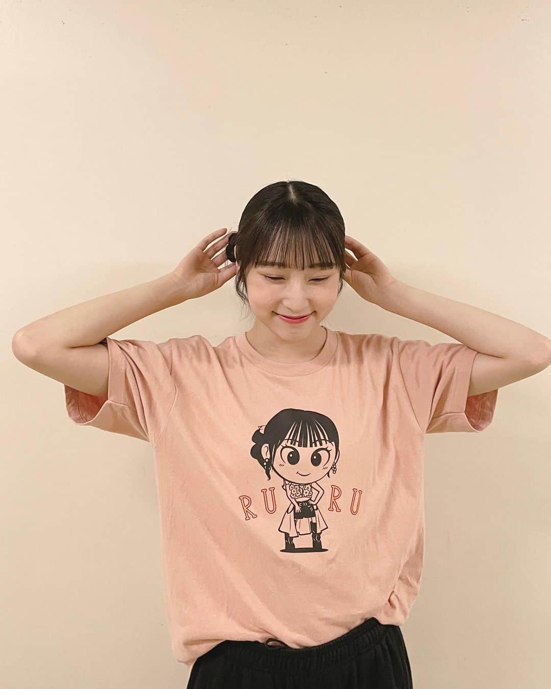 段原瑠々のインスタグラム：「🧡  Juice=Juice 10th ANNIVERSARY CONCERT TOUR ～10th Juice～ Encore  日本特殊陶業市民会館 フォレストホールに来てくれたみなさん、ありがとうございました！    #つばきファクトリー の#八木栞 ちゃんから、#ブラックサンダーあんまき 差し入れいただきました😊  ありがとう！！  #juicejuice #Juice10th #段原瑠々 #バースデーTシャツ #かわいいでしょ」