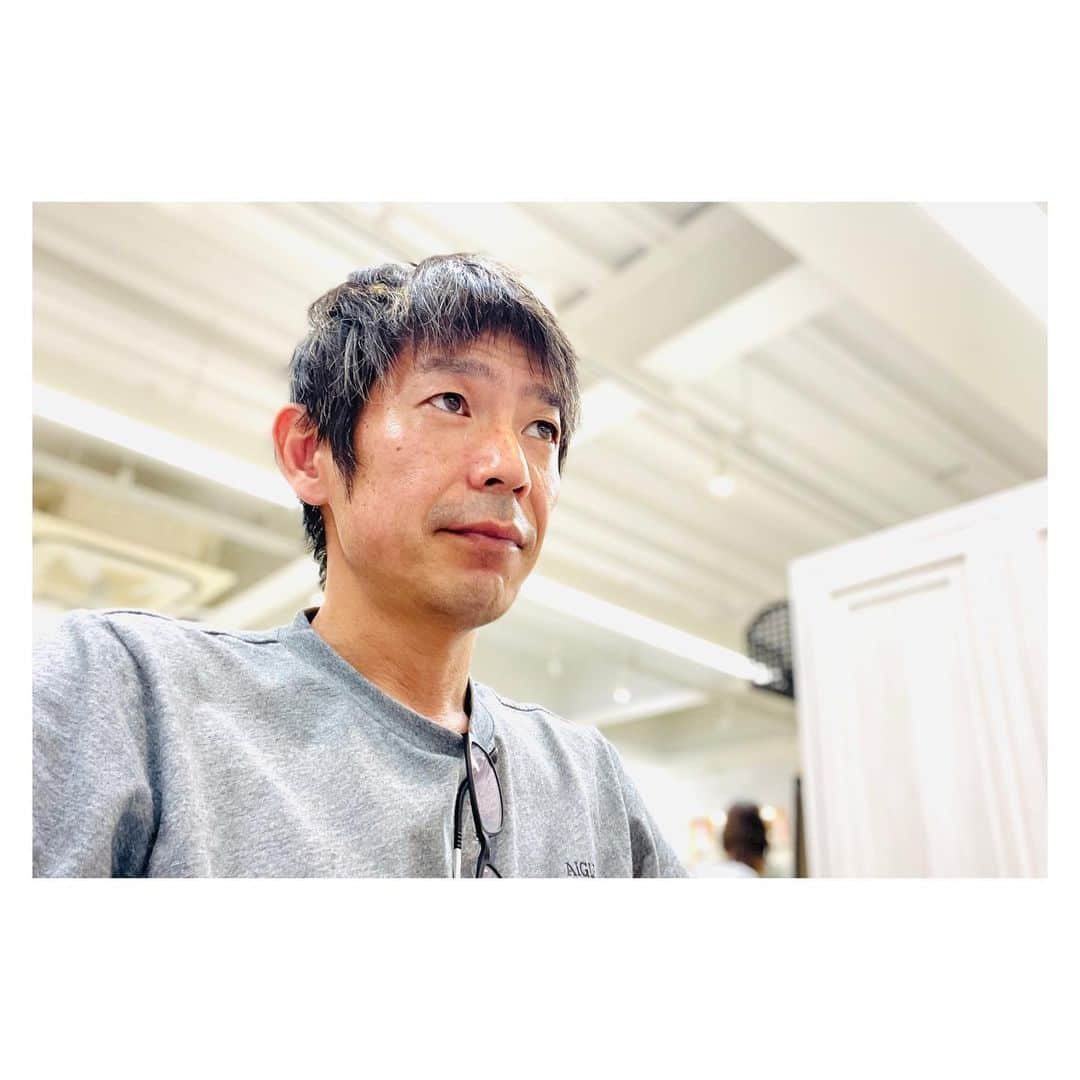 清水健さんのインスタグラム写真 - (清水健Instagram)「. やっと、いけました、美容室。  優先順位は高いはずなのに汗、 なかなか時間がとれず、  いうことをきかなくなった髪型を、 無理矢理 セットで頑張っていた最近。  #伝える #言葉の力 #大丈夫 #感謝  #みんなと一緒に #ひとりじゃない   これでやっと、髪の毛に動きがでて、 明日から セットがしやすくなるはず！  気分転換にも！明日からも頑張ろう。  にしても、今日も暑かったですね汗。 体調管理には十分にお気をつけください。  ■ 清水健／講演会・司会・出演 等 → プロフィールのURLから ご依頼は清水健オフィシャルサイト  #清水健 #アナウンサー #112日間のママ  #講演会 #司会 #出演 #多くのご依頼に感謝   -----＊-----＊-----＊-----＊-----  #カットパーマ #美容室 #kaino梅田 #気分転換  #火曜日は司会 #子宮頸がんについて #知る機会   #シングルファザー #シミケン #堺市出身   -----＊-----＊-----＊-----＊-----  清水健 20年来の「親友との贈り物」サイト ■ 詳細はこちら→ @hidagyu.japan   大切な人への贈り物には「飛騨牛ギフト」 #ギフトに最適 #結婚祝い #飛騨牛 #贈り物   -----＊-----＊-----＊-----＊-----  ■ 清水健「トークLIVE」限定販売 2023年9月23日(土) 15時開演 残席わずか  会場：南堀江knave 大阪市西区南堀江3丁目11-21  協賛：株式会社飛騨萩原畜産(飛騨牛) 協力：南堀江knave 主催：each stage株式会社  ＜詳細は プロフィールURL＞ → 清水健「トークLIVE」から  同日開催：鳥谷敬・清水健「トークLIVE」 感謝）sold out ありがとうございます！」8月20日 20時44分 - shimizuken.official